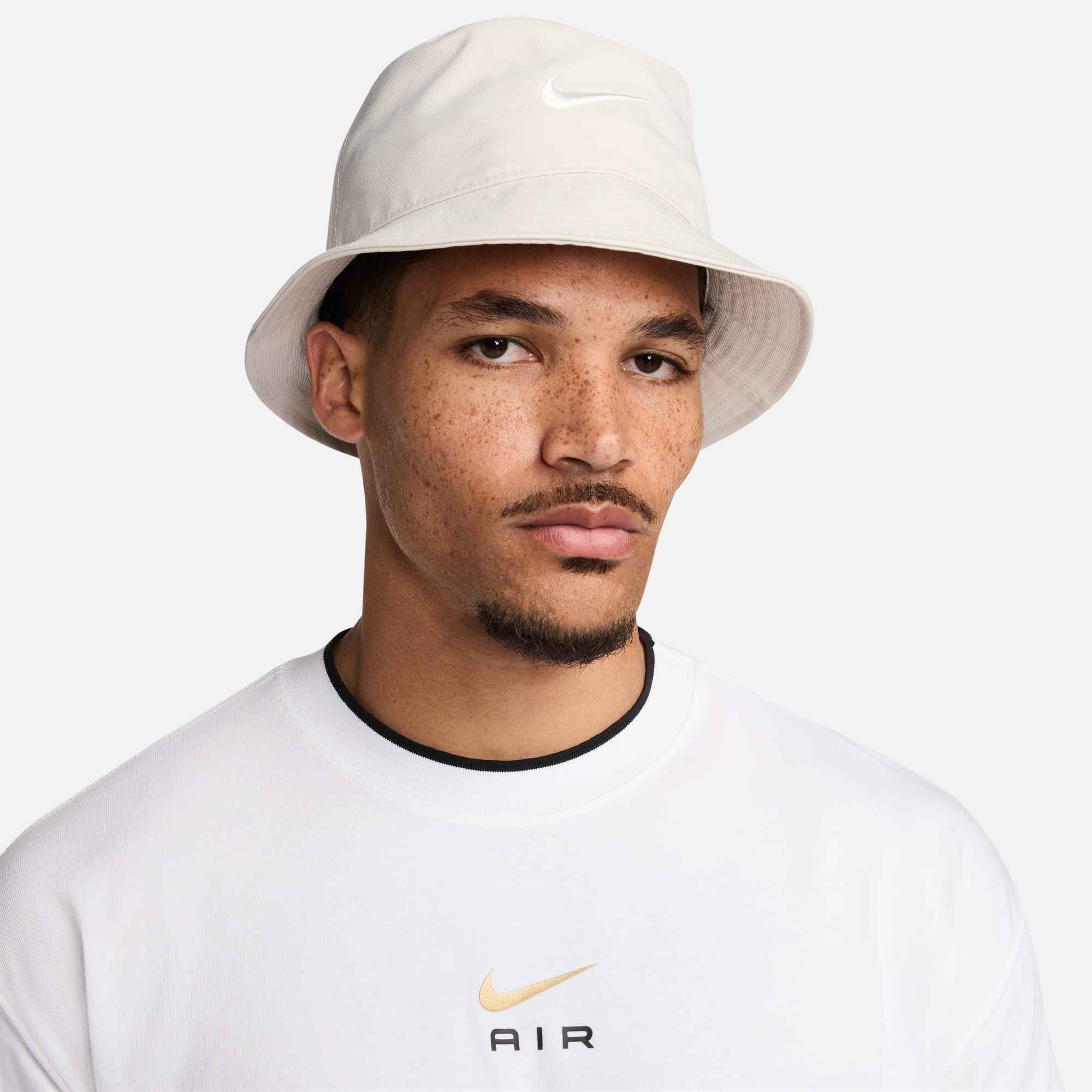 Nike Sportswear Fischerhut U NK APEX BUCKET SQ SWSH L aus gewebtem Twill-Material, mit umlaufendem Schirm