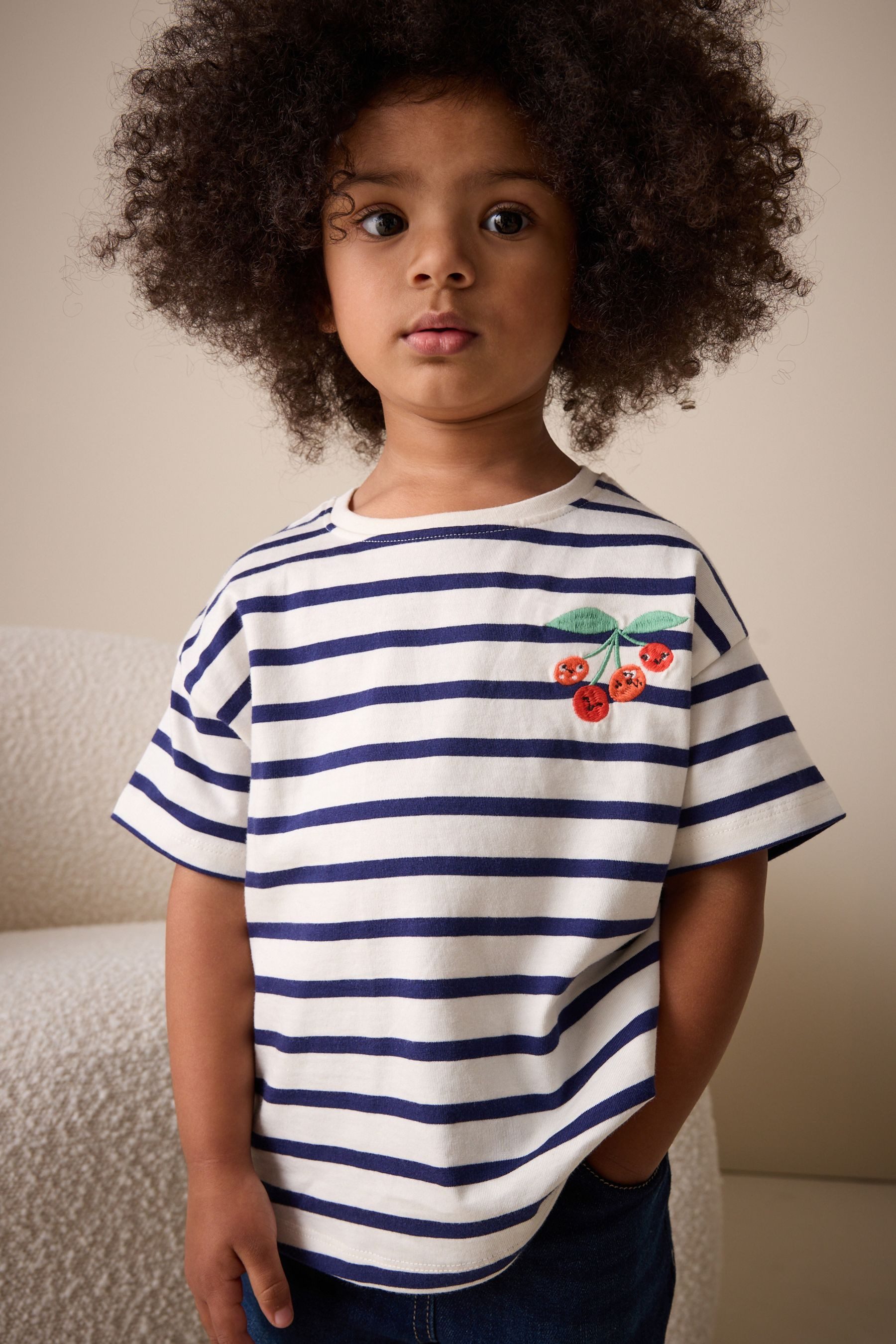 T-Shirt Kurzärmeliges T-Shirt mit Stickarbeiten