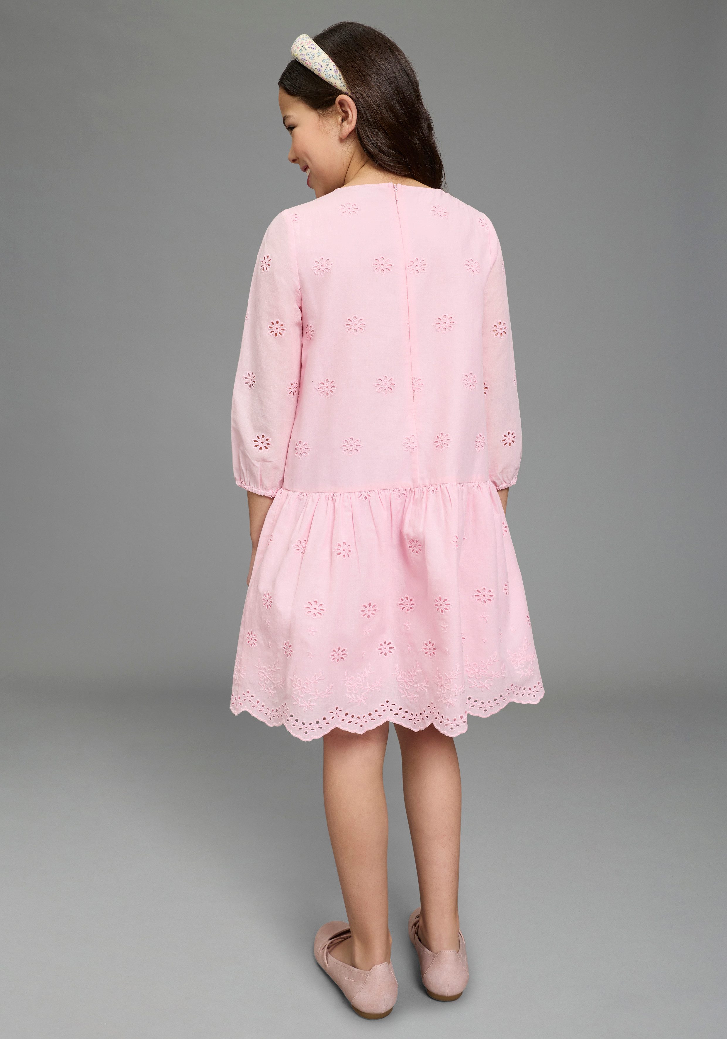 KIDSWORLD Spitzenkleid Kleid mit Lochstickerei für Mädchen aus Popeline und Web-Material, mit ausgestellter Passform