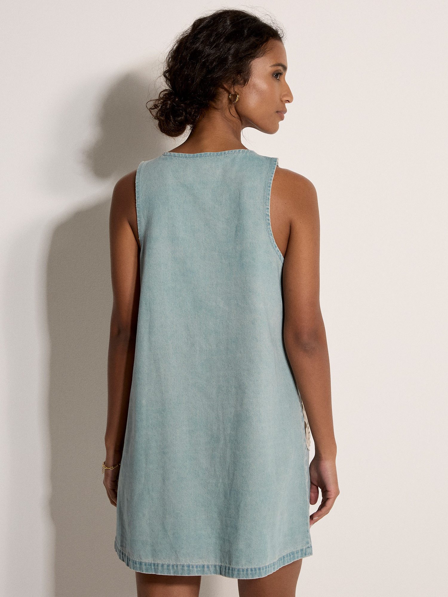 Apricot Minikleid Mini-Kleid aus Denim mit Häkelverzierungen – Bild 4 von 5