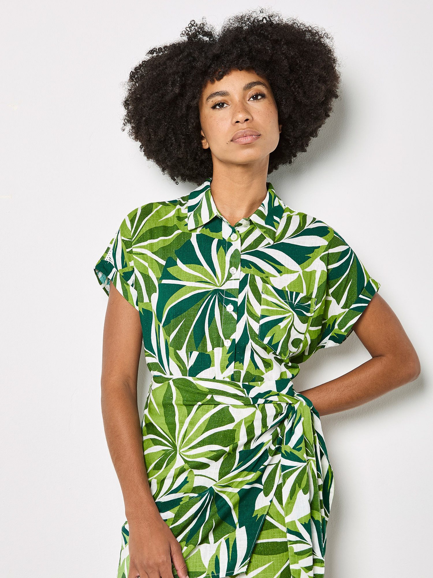Apricot Blusenshirt Hemd mit tropischem Blattmuster Bedruckt