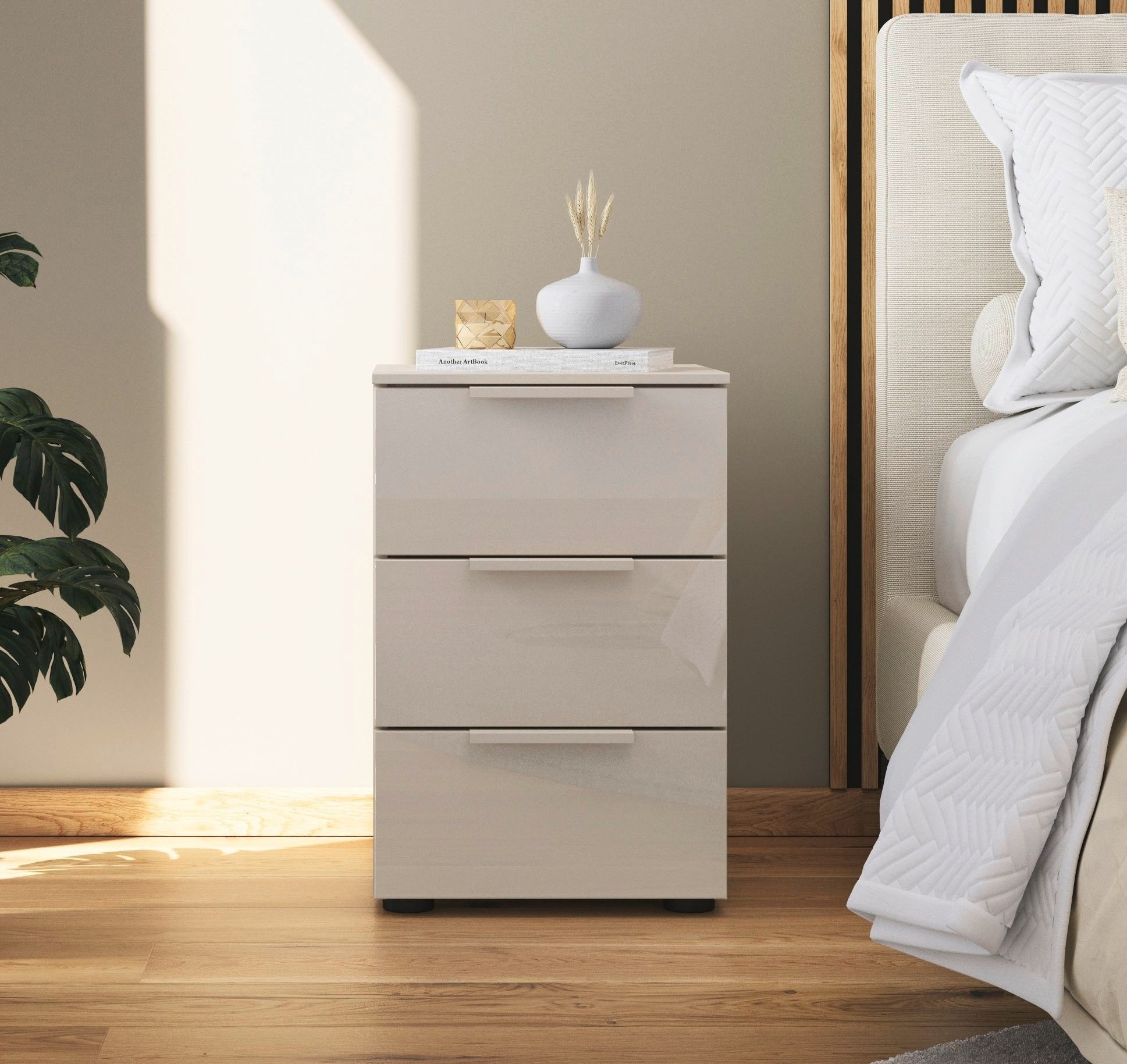 rauch Nachtkommode Nachttisch Nachtschrank Nachtkonsole FLIPP mit Glasfront (Breite 40 cm), mit 3 Schubladen und Soft-Close-Funktion sowie Glasfront – Bild 2 von 5