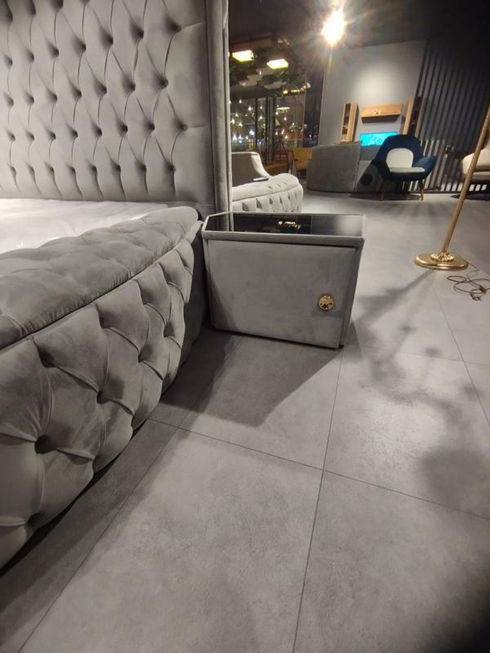 JVmoebel Schlafzimmer-Set Chesterfield Bett mit Nachttischen in luxuriösem Design, (3-tlg., Bett/2x Nachttische), Made in Europa