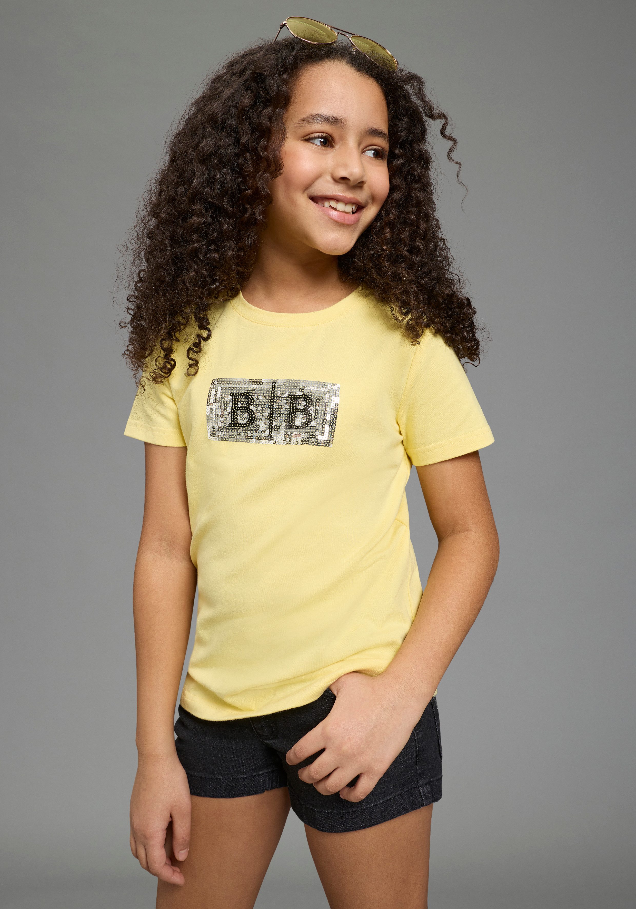 Bruno Banani T-Shirt Banani Paillettenshirt für modische Girls modische Basic-Passform, Kurzarm, mit Pailletten und Print