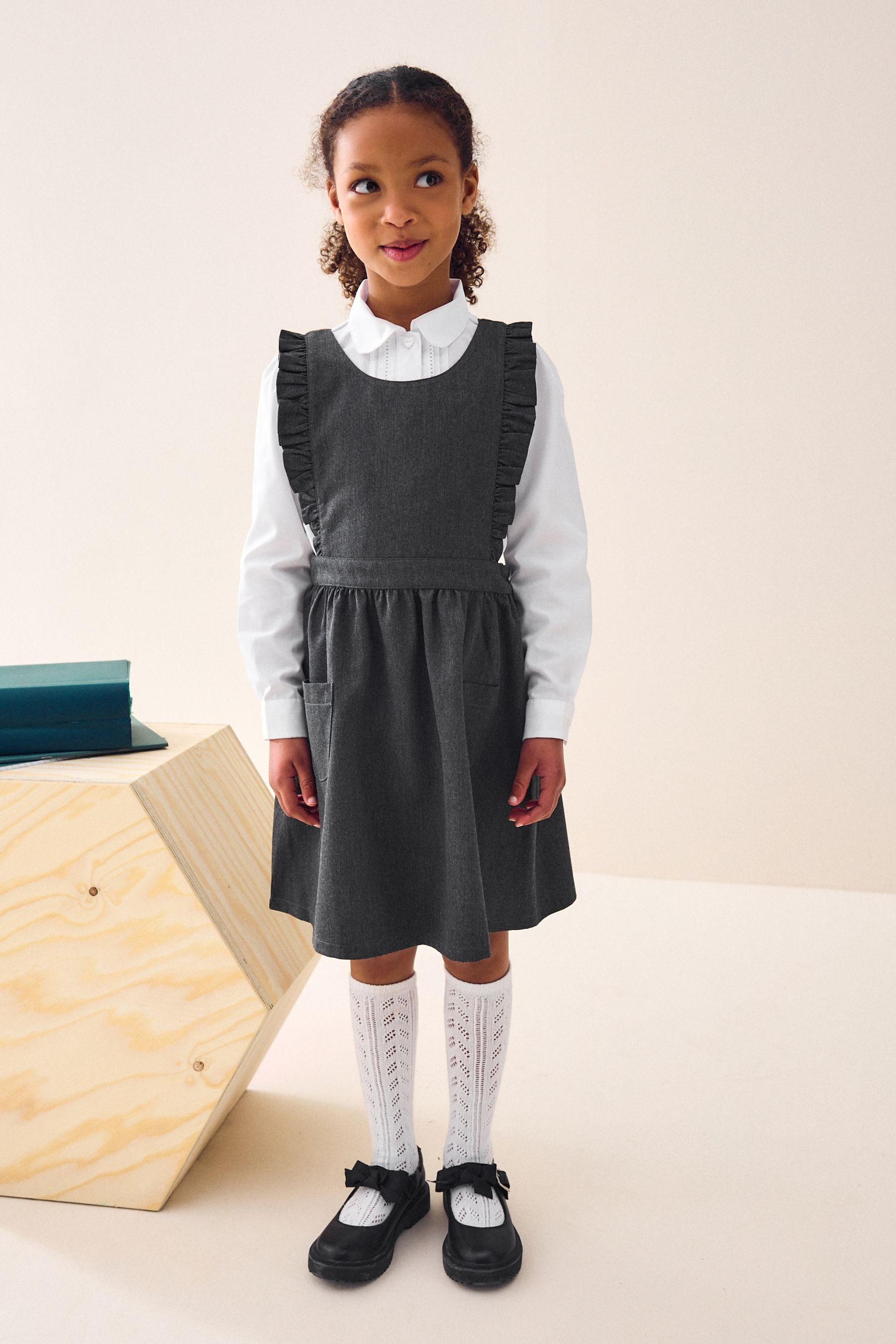 Next Latzkleid Schulkleidung Latzkleid mit Rüschendetail (1-tlg) – Bild 4 von 5