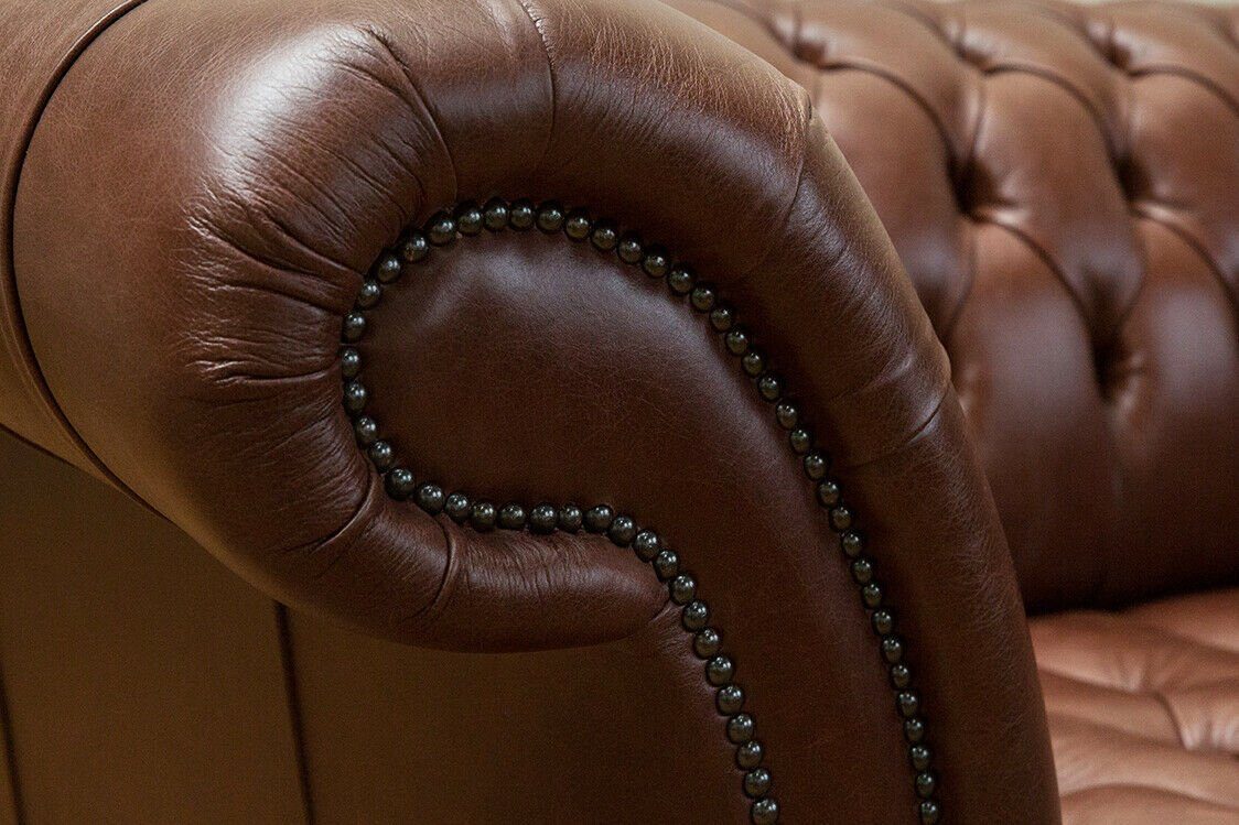 Die JVmoebel Couch mit Luxus Leder, Polster Sofa Knöpfen. 3 Rückenlehne Chesterfield Sitzer Braun Chesterfield-Sofa