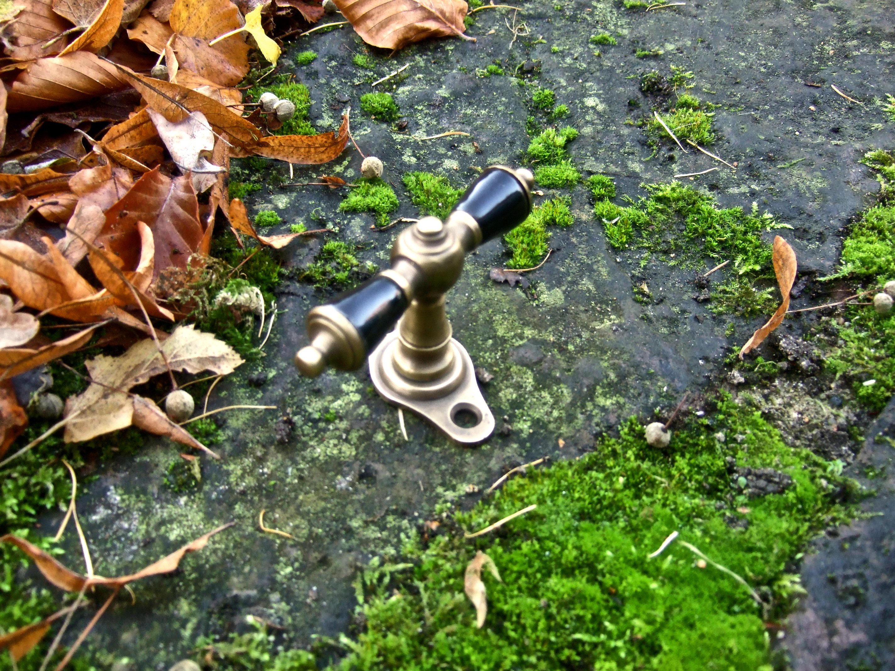 Antikas Fensterbeschlag Fenstergriff Messing, antike Fensterbeschläge, nachgefertigt Porzellan