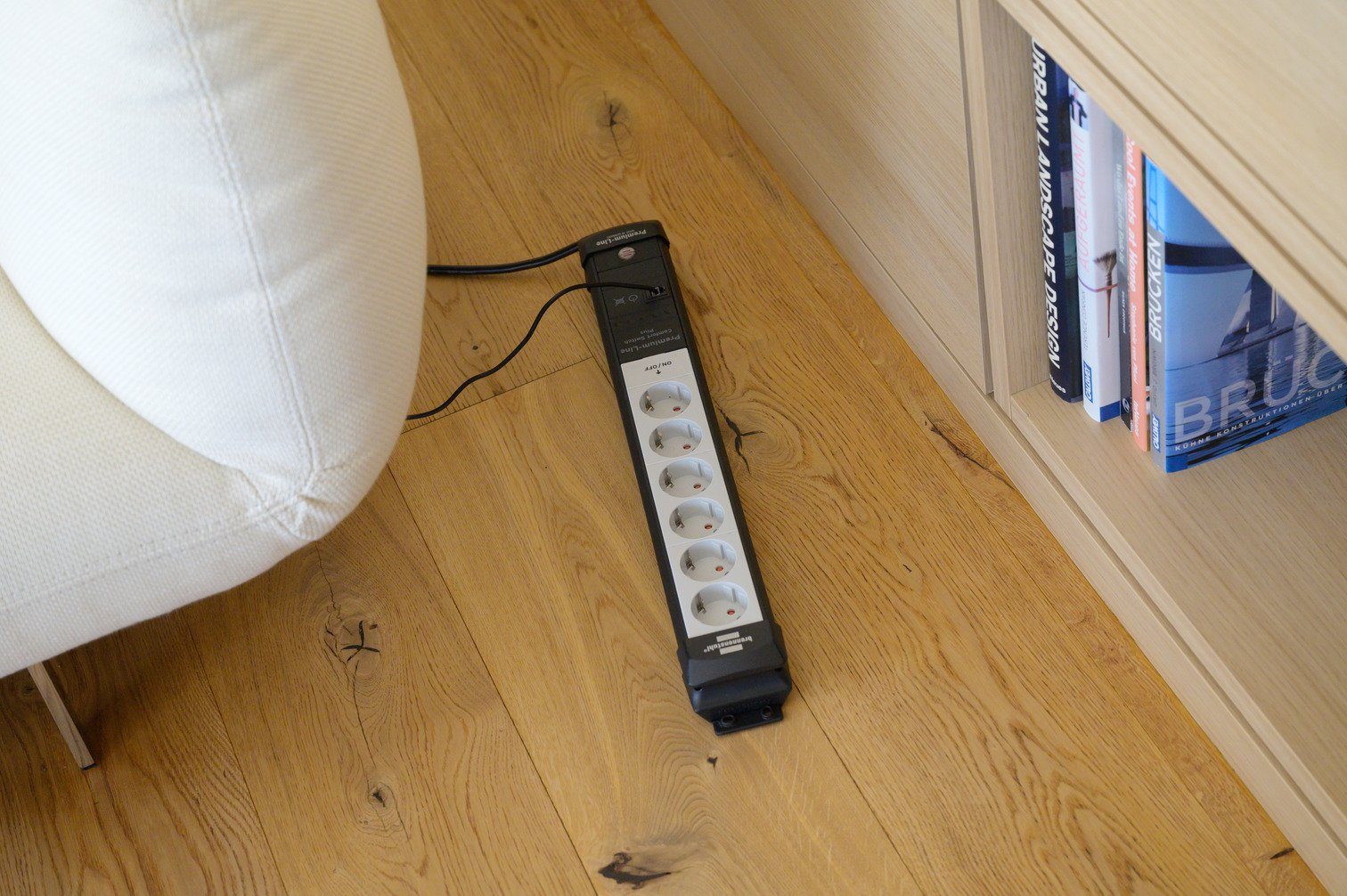 Brennenstuhl Premium-Line Comfort Switch Plus Steckdosenleiste 6-fach (Kabellänge 3 m), zusätzlicher Hand-Fußschalter