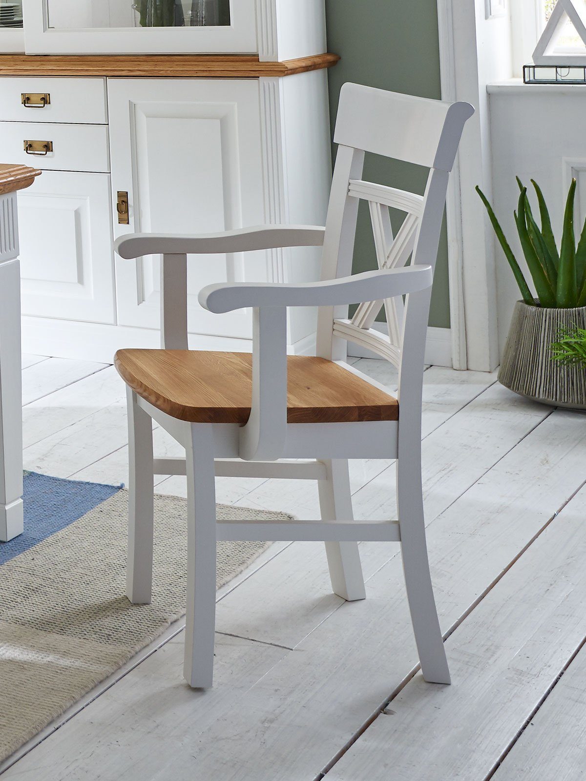 Casamia Esszimmerstuhl Esszimmer-Stuhl mit Armlehnen Novara Kreuzrücken Pinie Nordica weiß