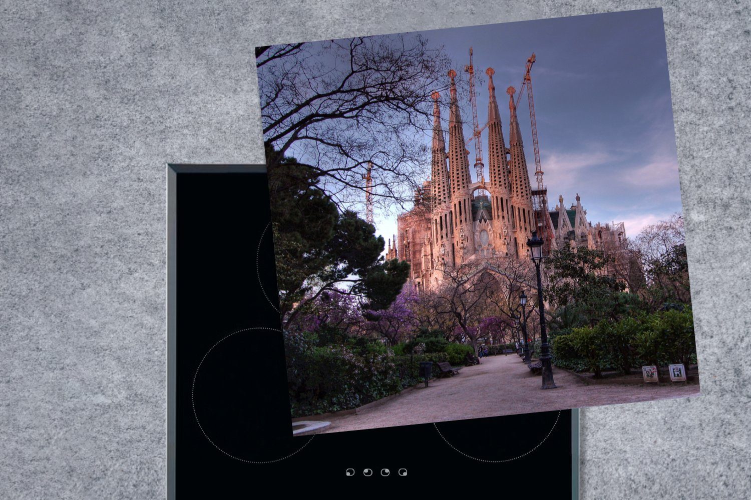 Abenddämmerung, Barcelona für in cm, (1 MuchoWow der 78x78 Ceranfeldabdeckung, in küche Vinyl, tlg), Familia Herdblende-/Abdeckplatte Arbeitsplatte Sagrada