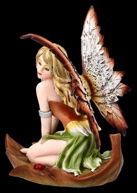 Figuren Shop GmbH Fantasy-Figur Elfen Figur - Mana kniet auf Blatt - Fee Fantasy Dekofigur