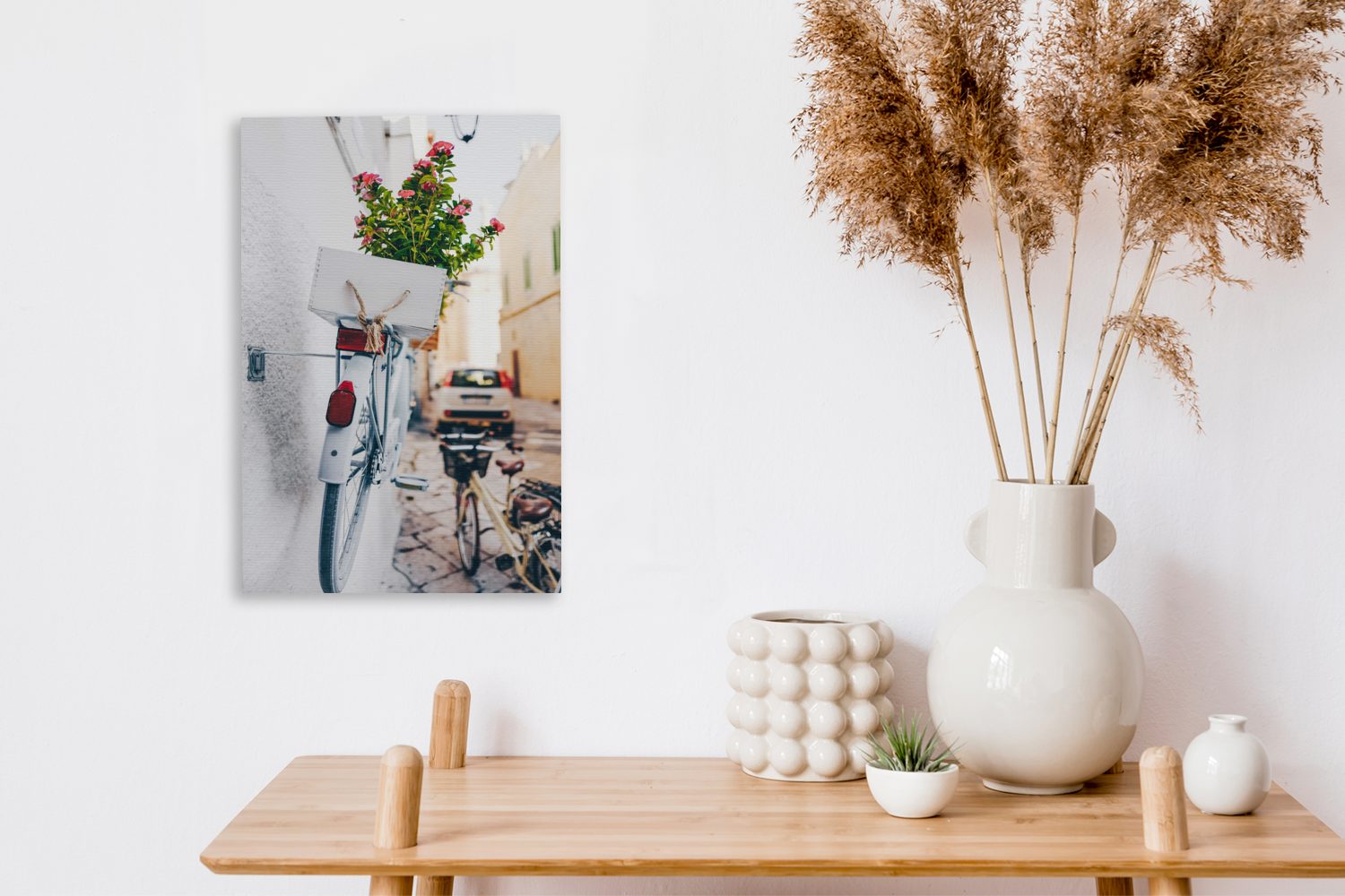OneMillionCanvasses® Leinwandbild Nahaufnahme eines Fahrrads cm 20x30 Blumen in fertig Zackenaufhänger, inkl. bespannt St), Italien, Gemälde, weißen Leinwandbild Ostuni, (1 mit