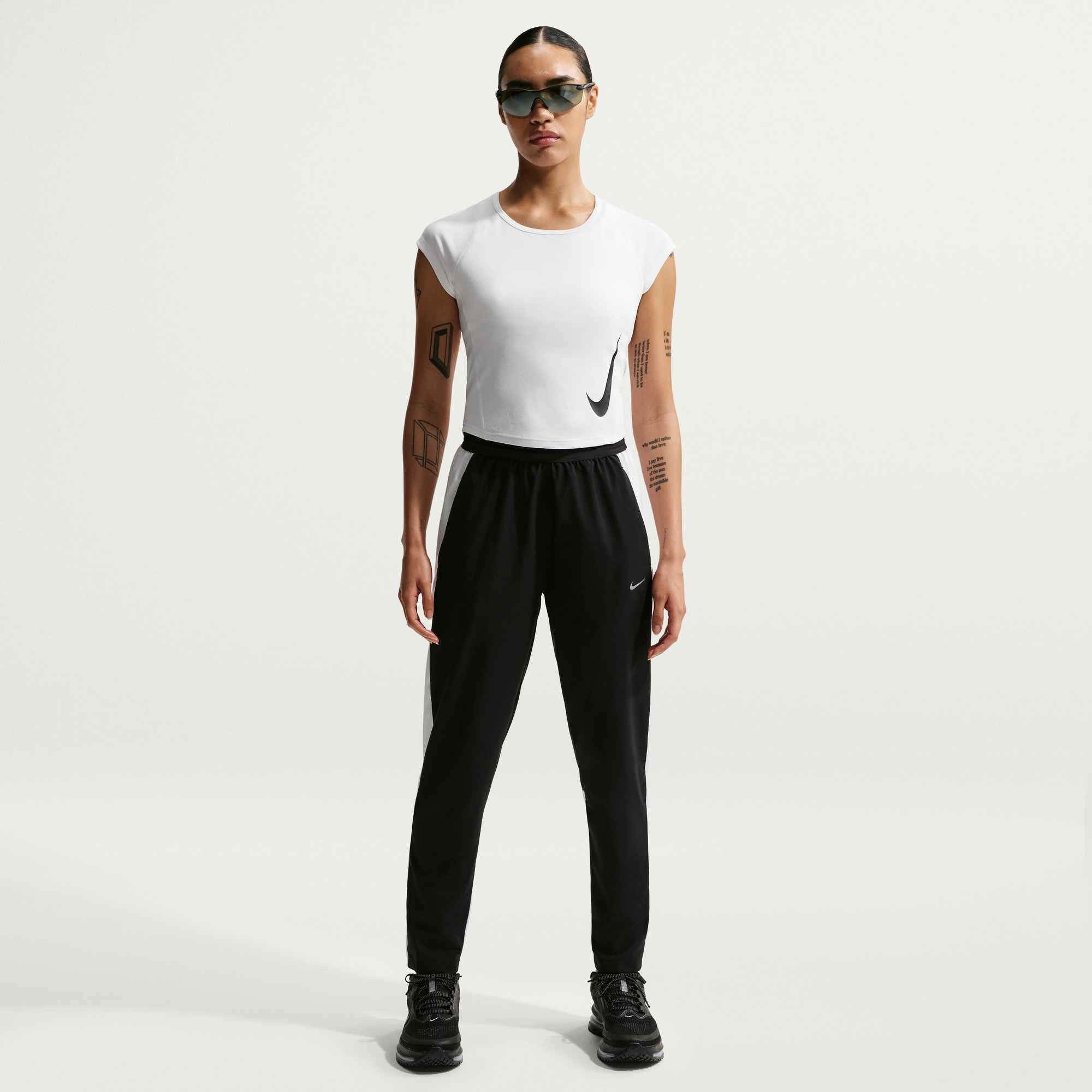 Nike Lauftop W NK TEMPO SWOOSH RUN DF SS mit Rundhalsausschnitt, normale Länge, ohne Verschluss, aus Polyester