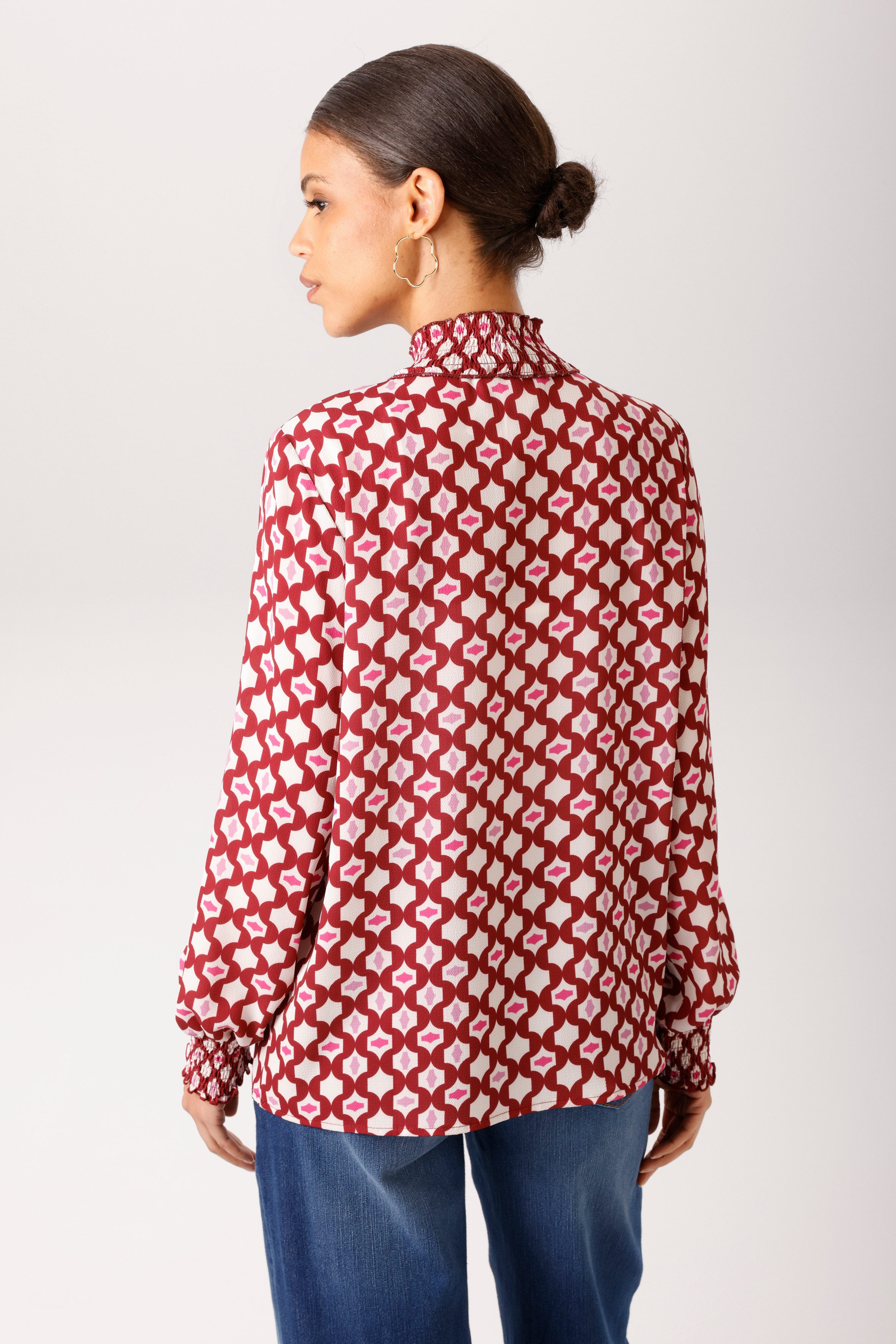 Aniston CASUAL Schlupfbluse mit trendfarbenem Retro-Druck - NEUE KOLLEKTION – Bild 2 von 5