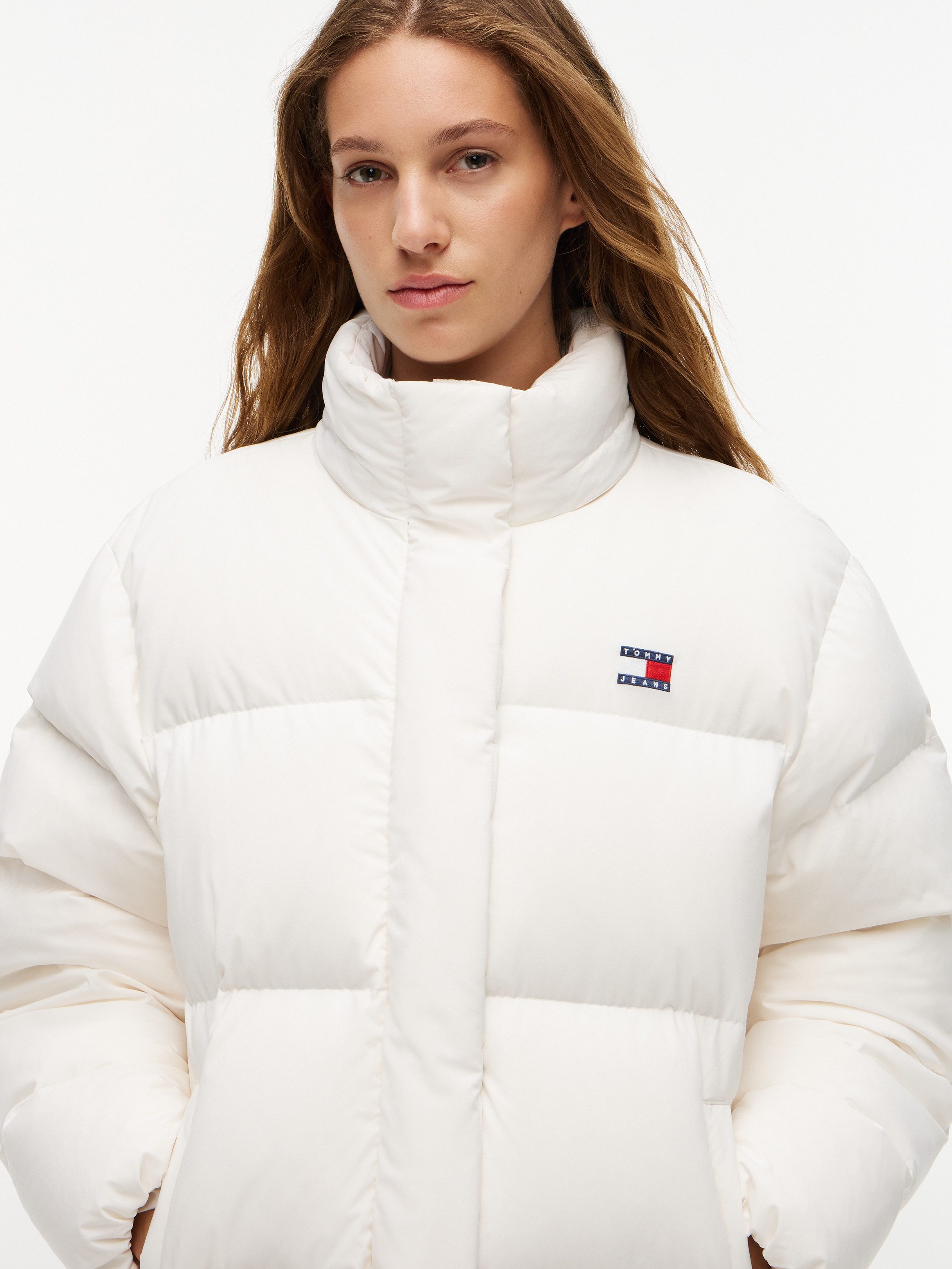 Tommy Jeans Steppmantel TJW ALASKA LONG PUFFER EXT mit seitlichen Schlitzen mit Druckknopfverschluss