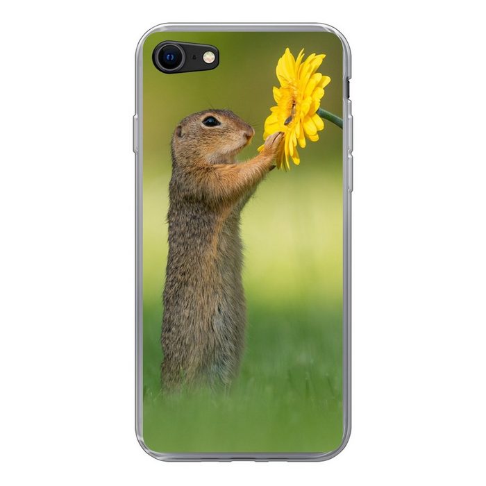 MuchoWow Handyhülle Eichhörnchen riecht an gelber Blume von Fotograf Dick van Duijn Handyhülle Apple iPhone 8 Smartphone-Bumper Print Handy Schutzhülle