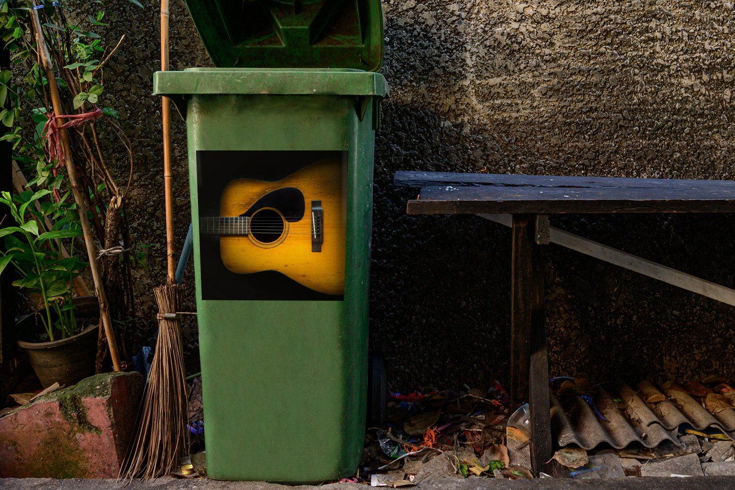 St), Sticker, MuchoWow (1 Wandsticker auf dunklem Container, Mülleimer-aufkleber, Mülltonne, Abfalbehälter Hintergrund akustische Alte Gitarre