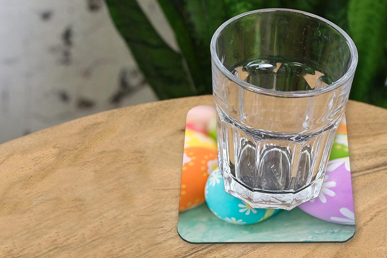 MuchoWow Glasuntersetzer Bunte Ostereier auf Glasuntersetzer, Tasse Untersetzer, Tischuntersetzer, 6-tlg., Korkuntersetzer, einem Ostertisch, Gläser, für Zubehör