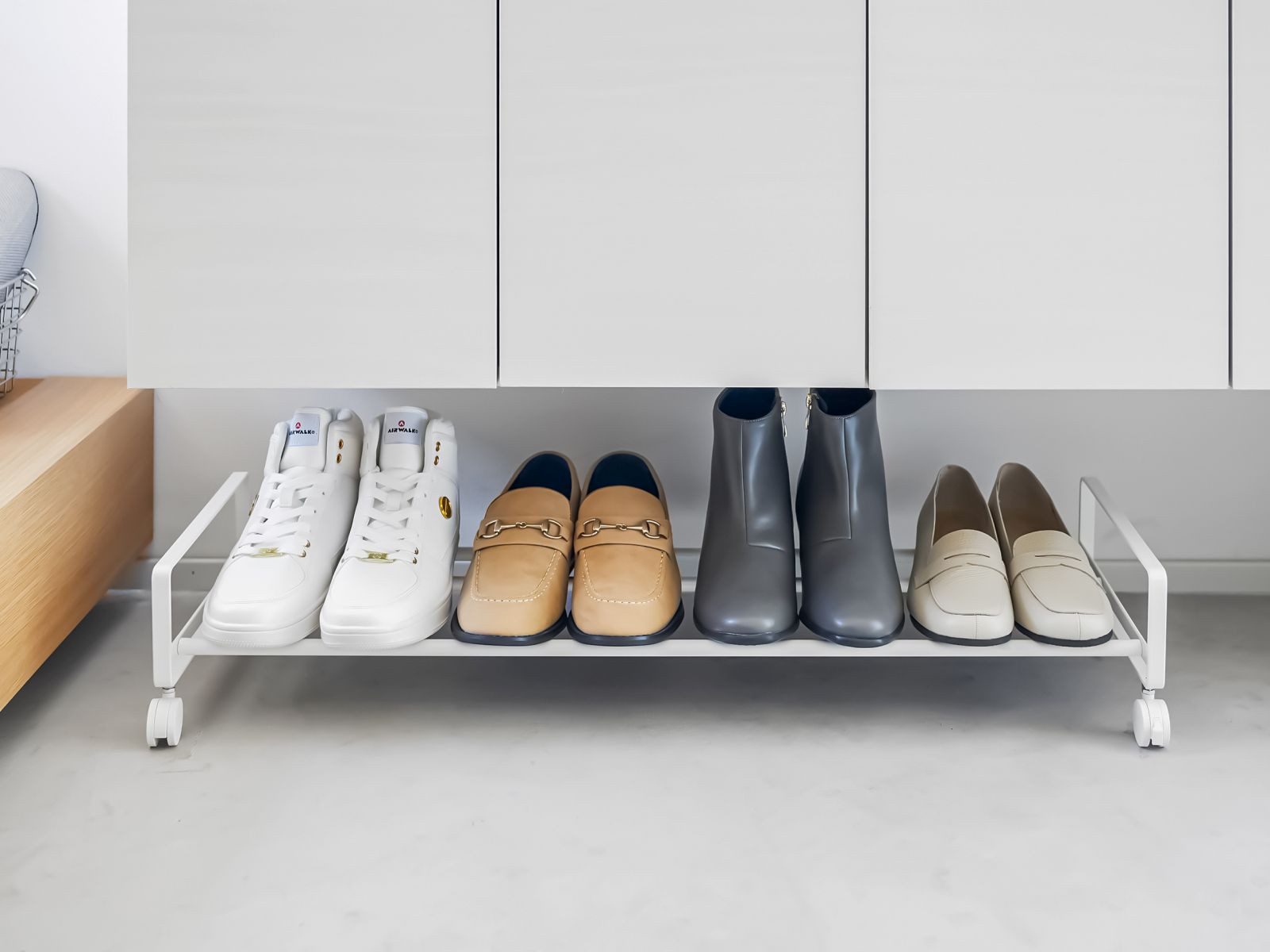 Yamazaki Schuhregal Tower Schuhablage Metall mit Rollen mobil kompakt schmal flach, Schuhständer, Schuhablage flach, rollbar für bis zu 4 Paar Schuhe – Bild 4 von 5