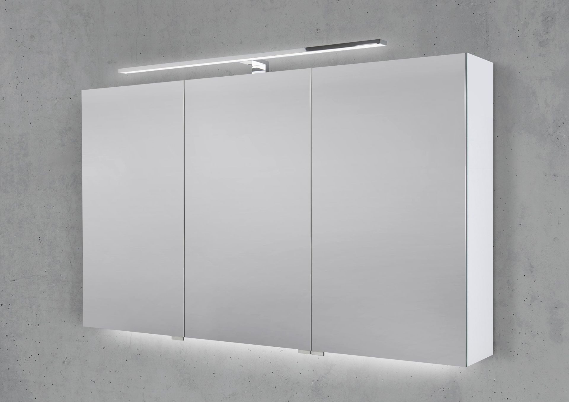 Intarbad Badezimmerspiegelschrank 3-türiger Spiegelschrank mit schmaler MULTI LED Aufsatzleuchte dimmbar (Doppelspiegeltüren, Holz-/ Lackdekore, Maße von 120 bis 140 cm wählbar, Höhe 70 cm, Glasfachböden, Magnetleiste & Kosmetikspiegel Ø 12 cm) Vormontierte Lieferung, Floatglas, 160 kg Traglast, Made in Germany