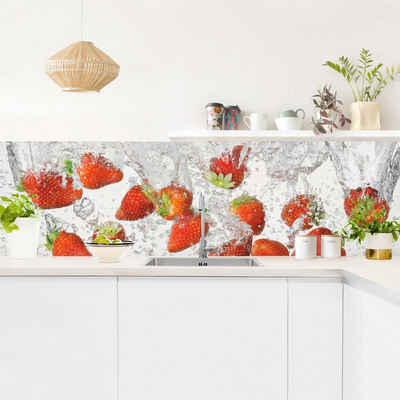 Bilderdepot24 Küchenrückwand weiß dekor Obst Frische Erdbeeren im Wasser Wandverkleidung Küche, (1-tlg., Nischenrückwand - für Fliesenspiegel ohne Bohren - matt), Spritzschutz Rückwand Küche Herd - Folie selbstklebend versch. Größen