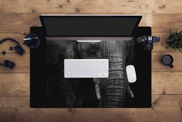 MuchoWow Gaming Mauspad Porträt eines Elefanten in Schwarz und Weiß vor dunklem Hintergrund (1-St), Büro für Tastatur und Maus, Mousepad Gaming, 90x60 cm, XXL, Großes