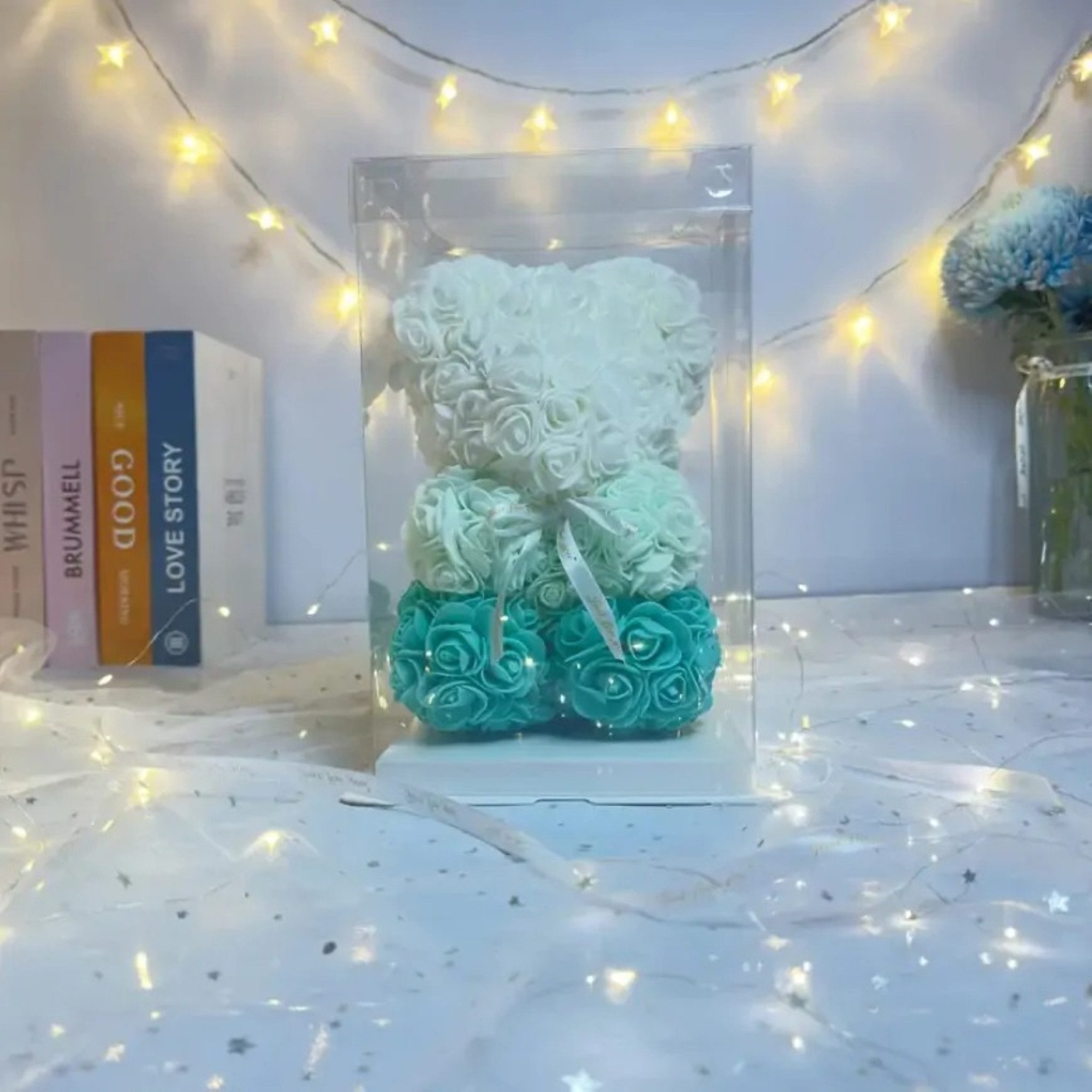 AMORE MIO LED Dekofigur Rosen Teddybär LED Deko Geschenkbox 25 cm Kunstblumen Teddy, LED fest integriert, Warmweiß, Kunstrosen Teddybär LED Beleuchtung Geschenkbox dekorativ