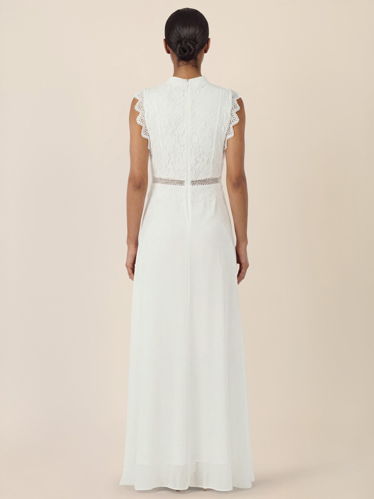 Apart Abendkleid mit Häkelspitze und Stehkragen