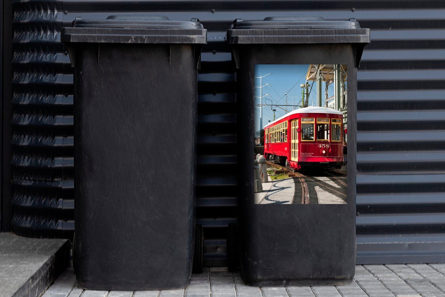 New in MuchoWow Sticker, Menschen Container, Straßenbahn Orleans Wandsticker Eine (1 mit Mülltonne, Mülleimer-aufkleber, St), rote Abfalbehälter
