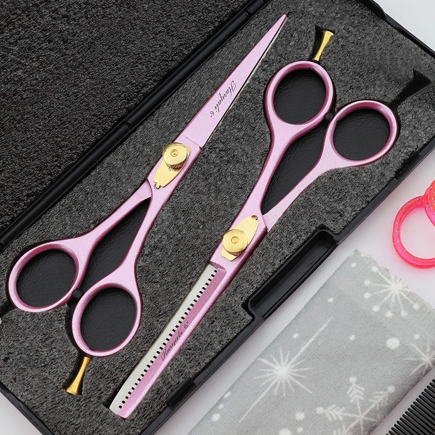 Haryali London Haarschere Professionelles Friseurscheren-Set, Haarschere und Effilierschere, (1 x Paar, 2-tlg., 1x Schneideschere, 1x Effilierschere, 1x Kamm, 1x Öl, 1x Tasche), verstellbar + Fingerauflage