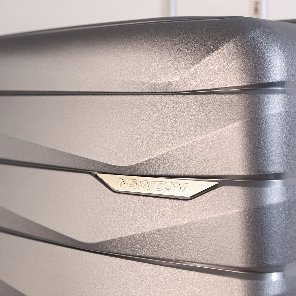 NEWCOM Hartschalen-Trolley Hartschalenkoffer / PP Reisekoffer / Ultra Leichter Rollkoffer, 4 Rollen, 20'' 55cm Handgepäck, Rauchgrau, TSA-Zahlenschloss und Teleskopgriff