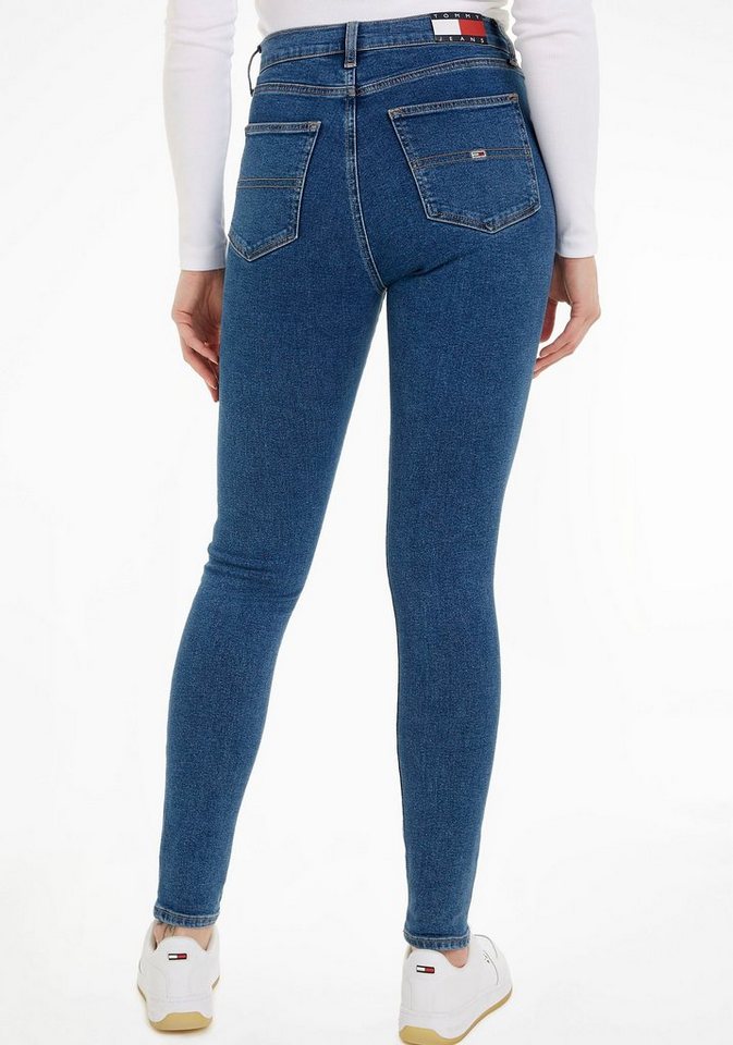 Tommy Jeans Bequeme Jeans Sylvia mit Ledermarkenlabel, Angenehmer  Tragekomfort durch Elasthananteil