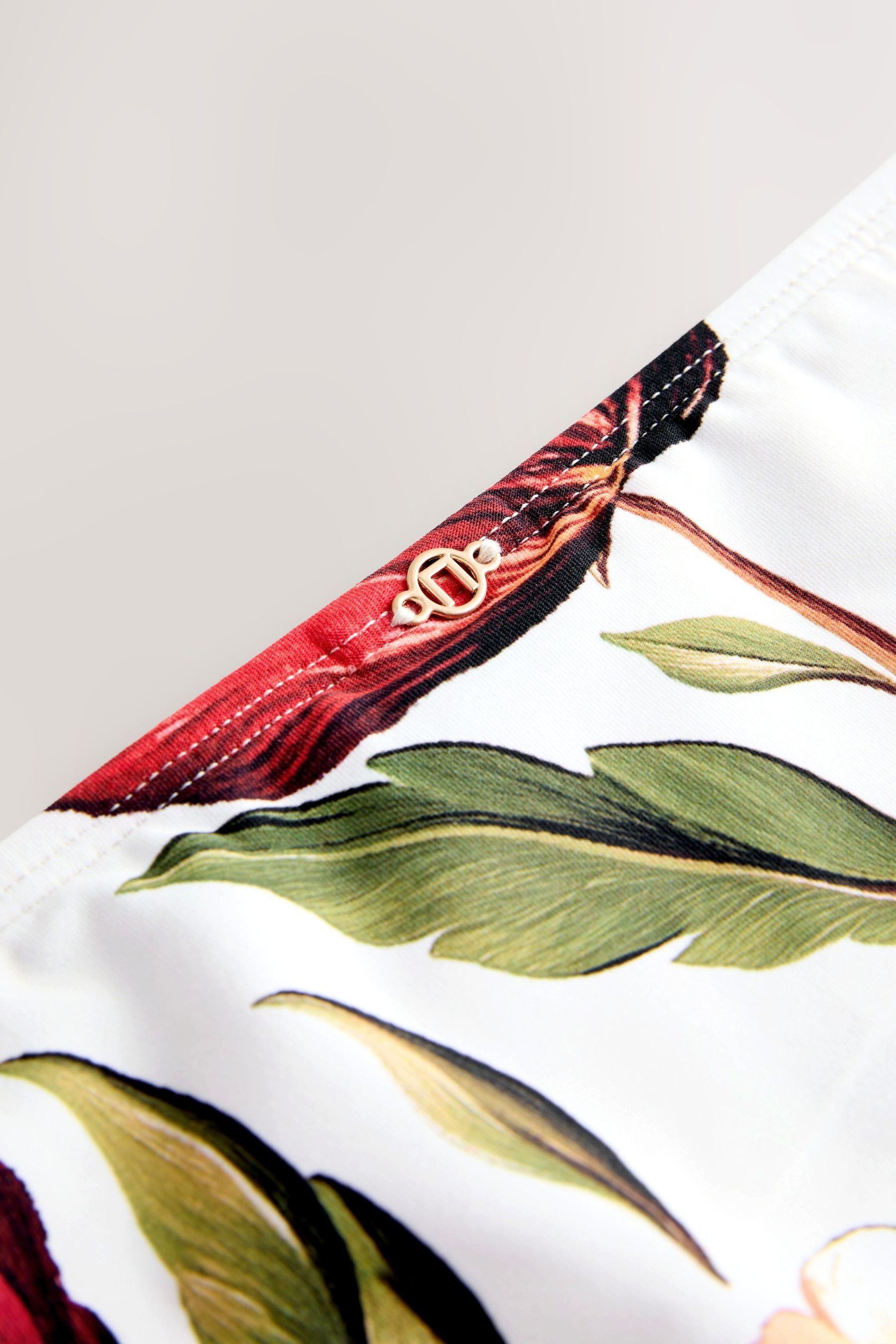 Next Bikini-Hose Bikinihose mit hohem Bein und Metalldetails (1-St) günstig online kaufen