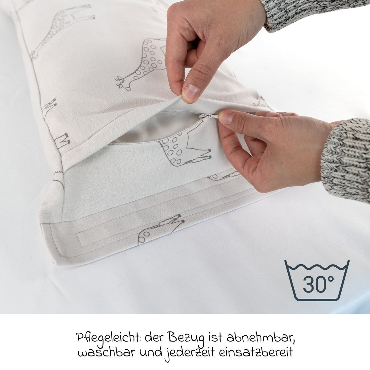 LaLoona Stillkissen Giraffen - Taupe, Stillhilfe & Reisestillkissen Kleines Mini Stillkissen für unterwegs – Bild 5 von 5