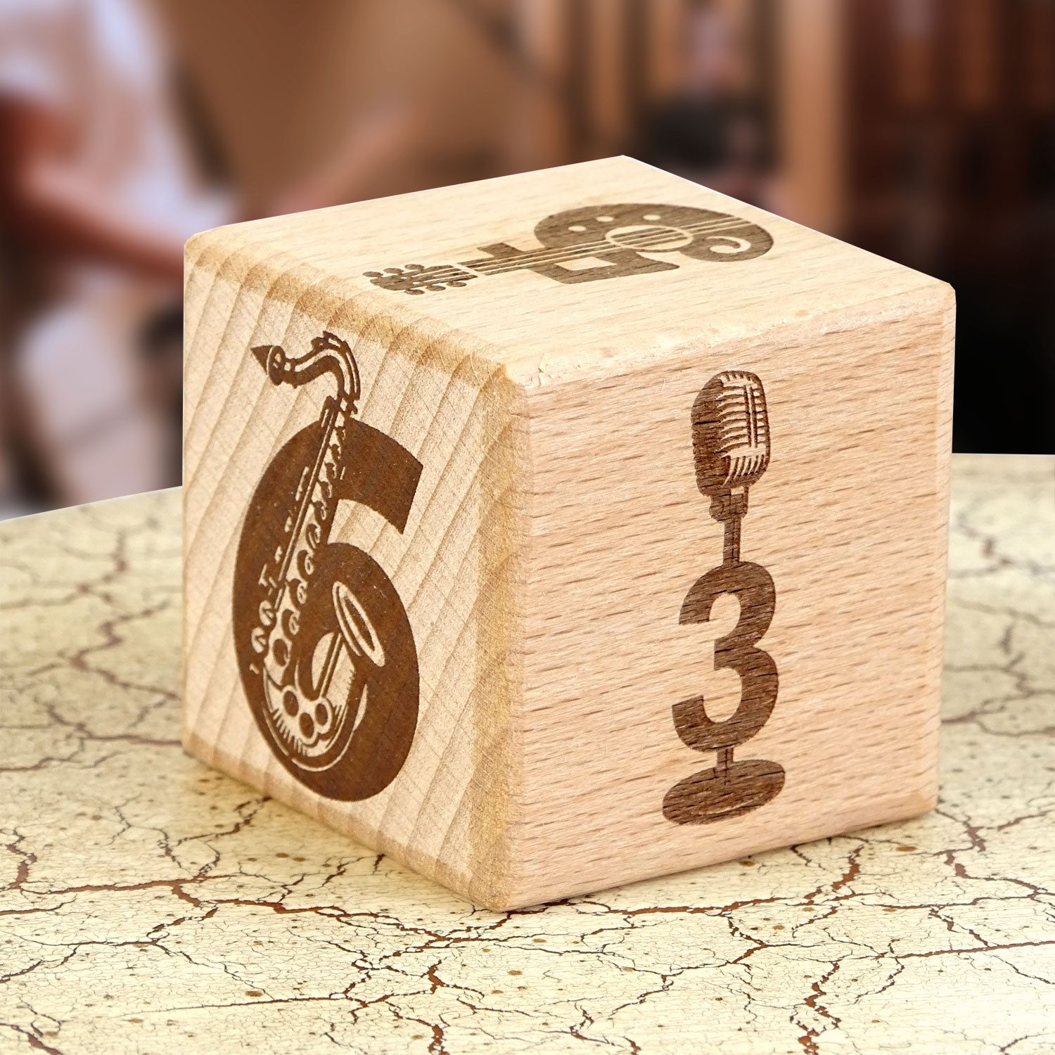 keepdrum Spielzeug-Musikinstrument keepdrum Musikwürfel Pop-Rock Geschenkidee 4cm, (Holzwürfel mit Musik-Motiven aus Rock und Popmusik, 1 tlg., Holz-Würfel)