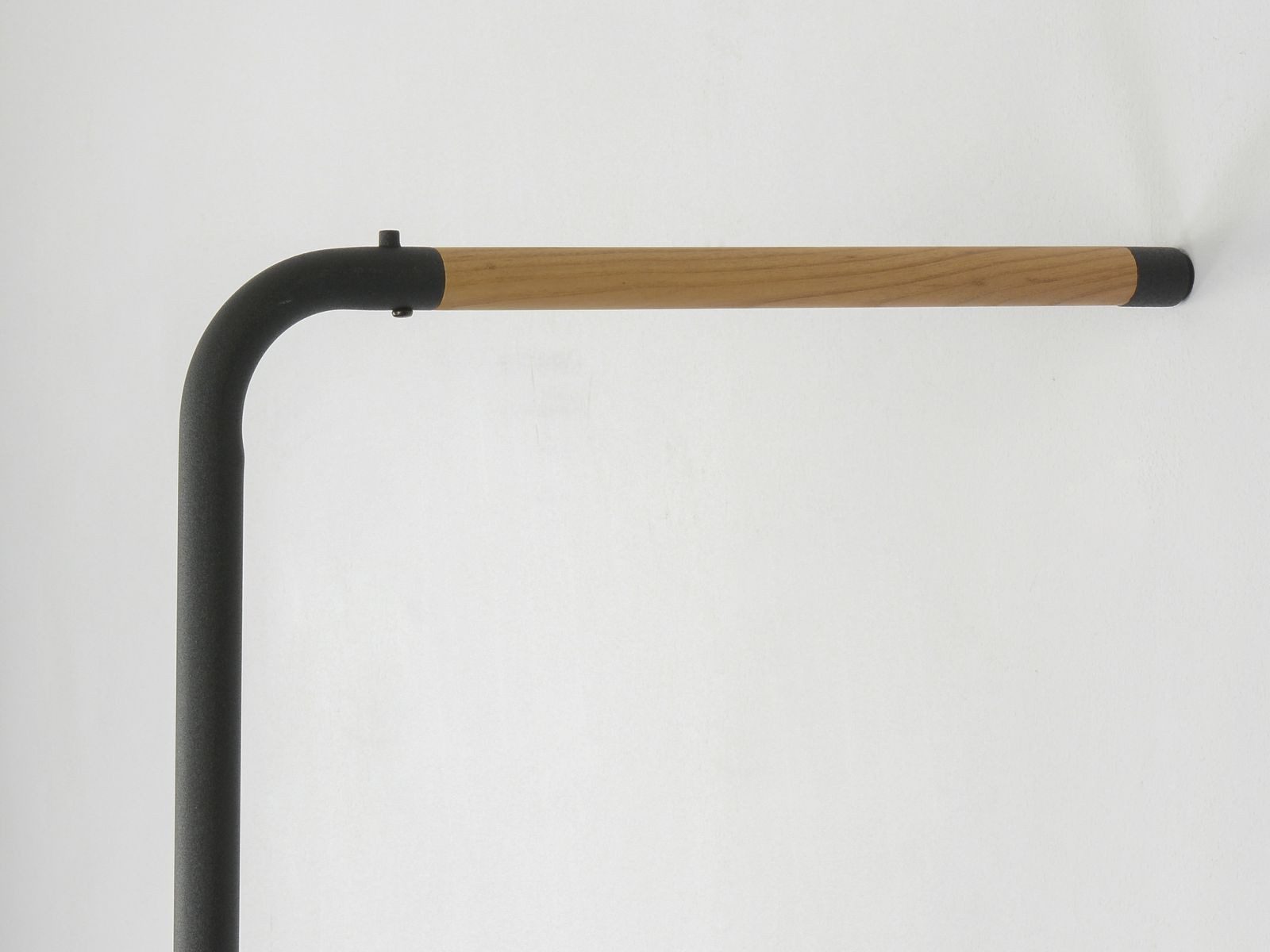 Yamazaki Garderobenständer Tower zum Anlehnen an die Wand 160cm schmal platzsparend mobil, Kleiderständer, minimalistisch, für den modernen Loft Stil