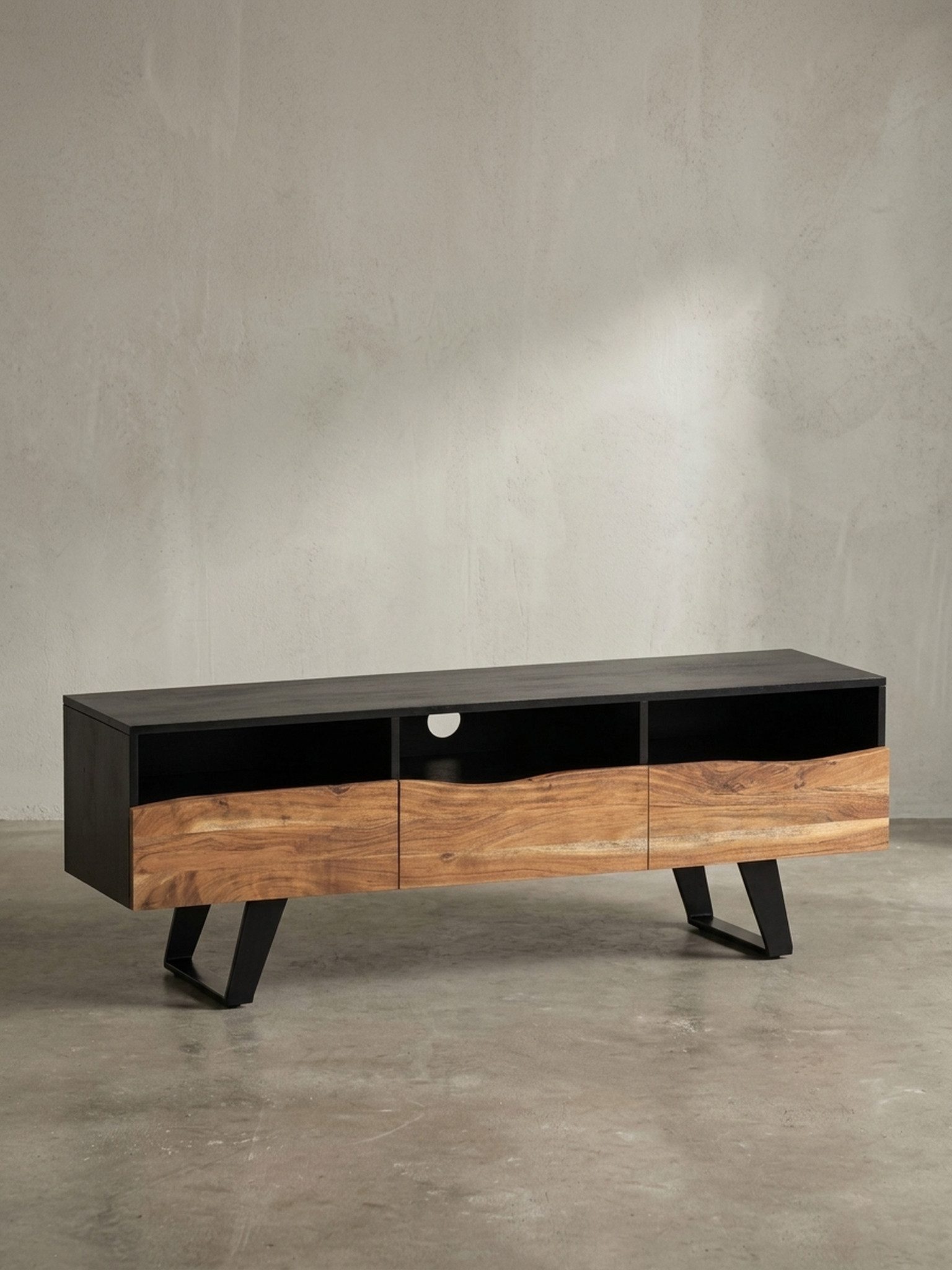 KADIMA DESIGN Lowboard Lowboard Akazie Massivholz 140x50x40 cm Baumkante TV-Kommode Schwarz, (Modern mit Türen, Fernsehkommode Wohnzimmer), Design TV-Schrank Hoch mit Schublade, Fernsehtisch Fernsehschrank