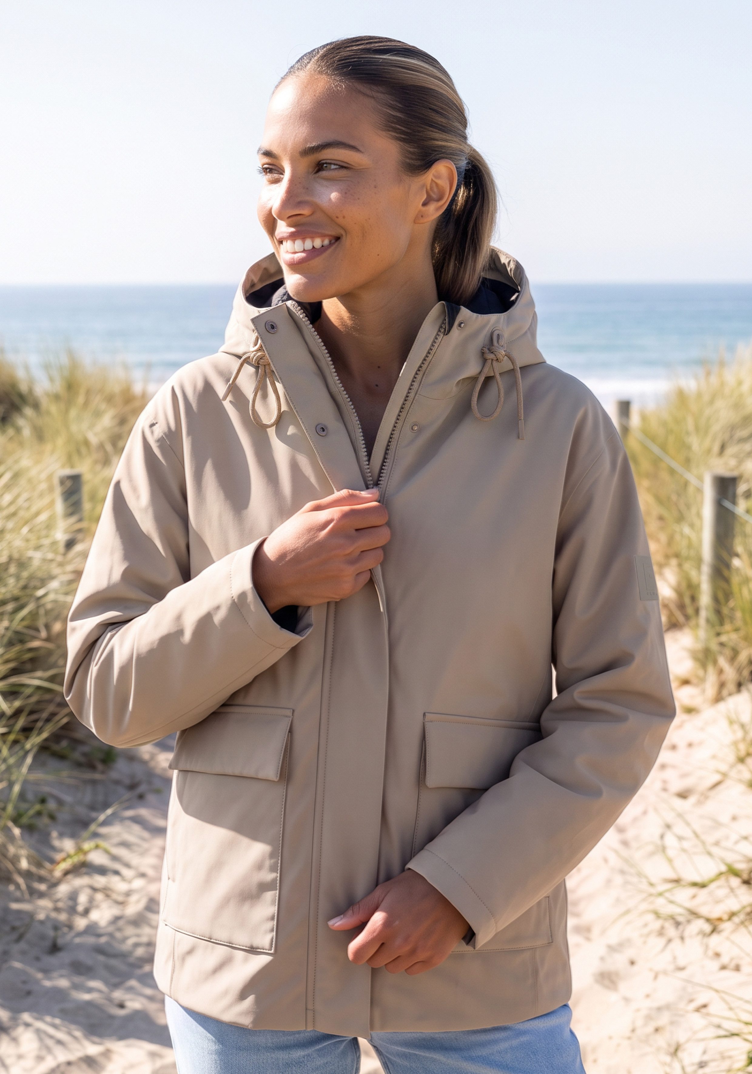 Elbsand Parka mit großem Logodruck auf der Rückseite