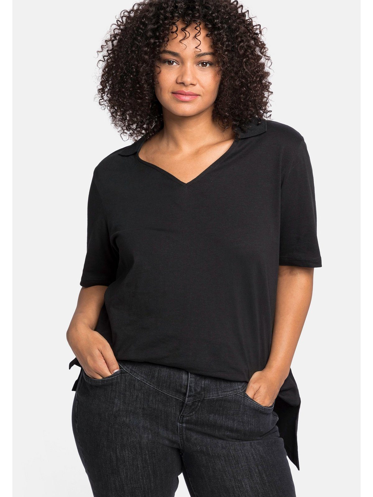 Sheego T-Shirt Große asymmetrischem und Größen Polokragen Saum schwarz mit