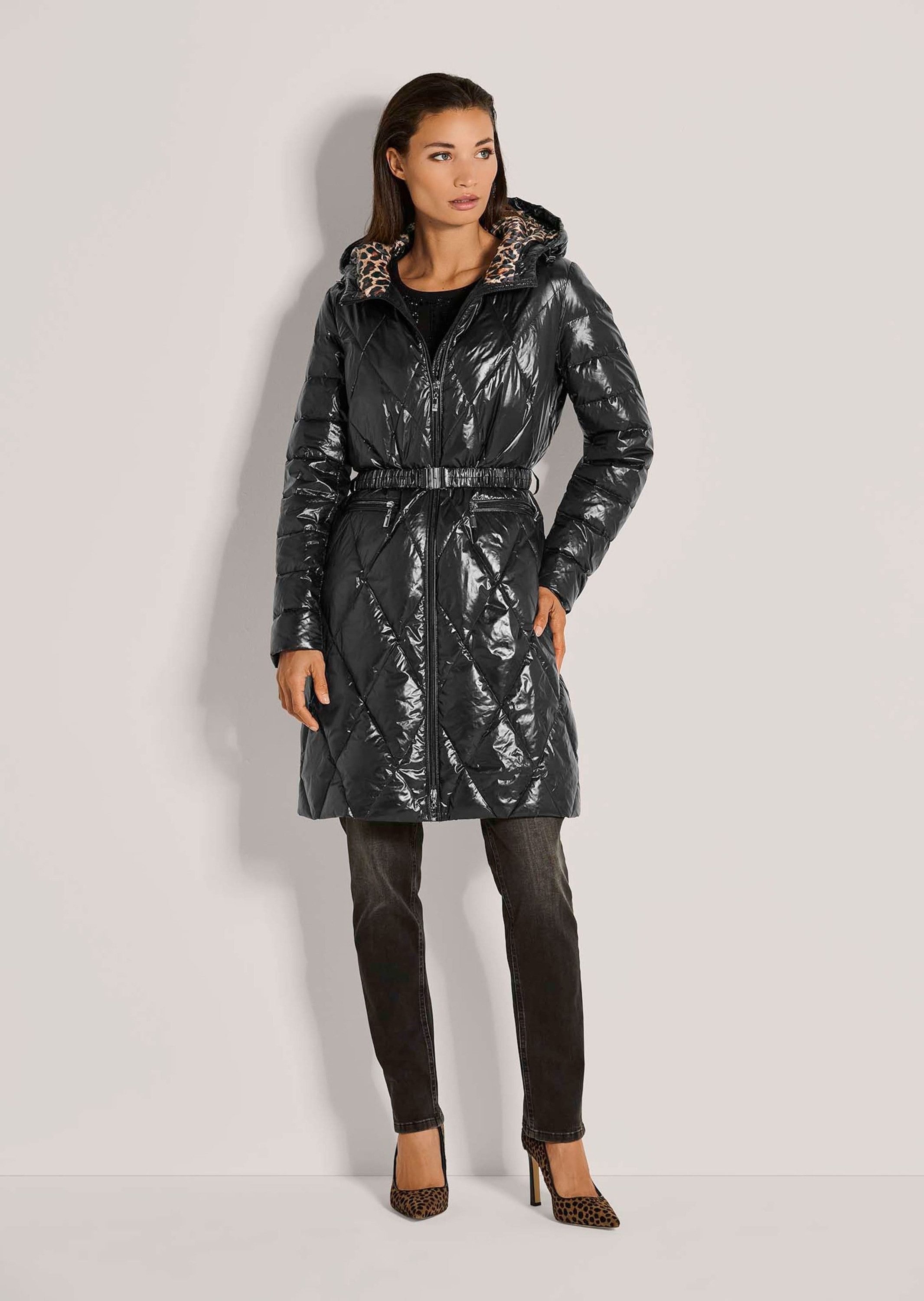 MADELEINE Steppjacke Elegante Winterjacke mit Rauten-Stepp Jacke mit Stehkragen, Kapuze und langen Ärmeln