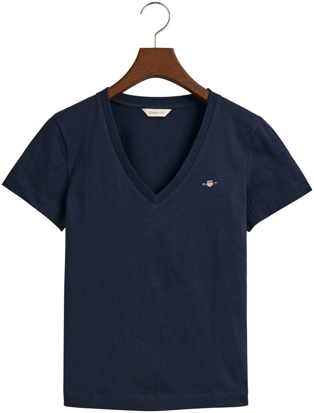 Gant T-Shirt REG SHIELD KA V-NECK T-SHIRT mit einer kleinen Logostickerei auf der Brust. Reduzierter Preis € 37,99. Unverbindliche Preisempfehlung € 49,95