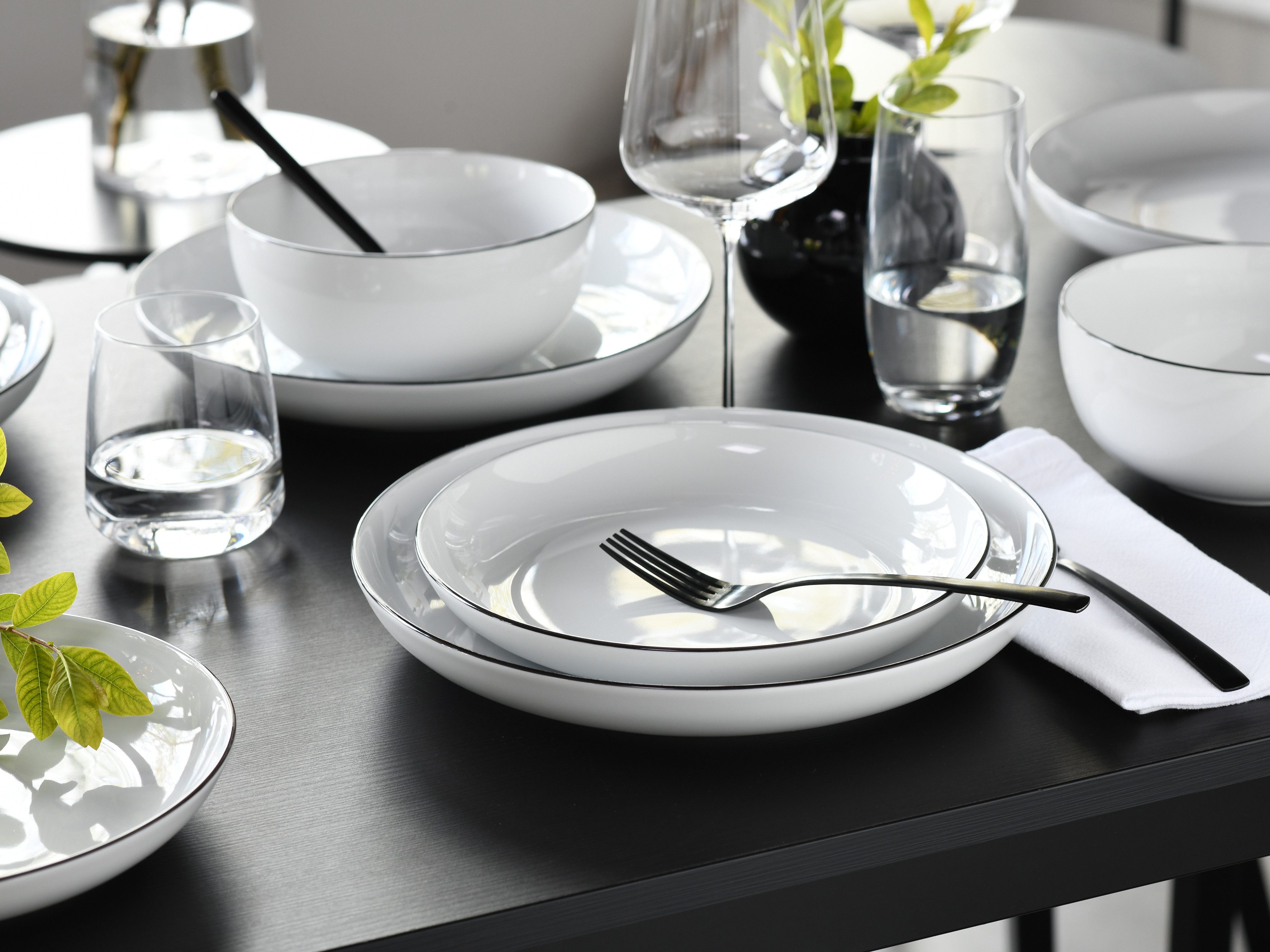 CreaTable Teller-Set Allround Black Line, Tellerset 12-tlg (12-tlg), 4 Personen, Porzellan, Daily Use, Zeitlos