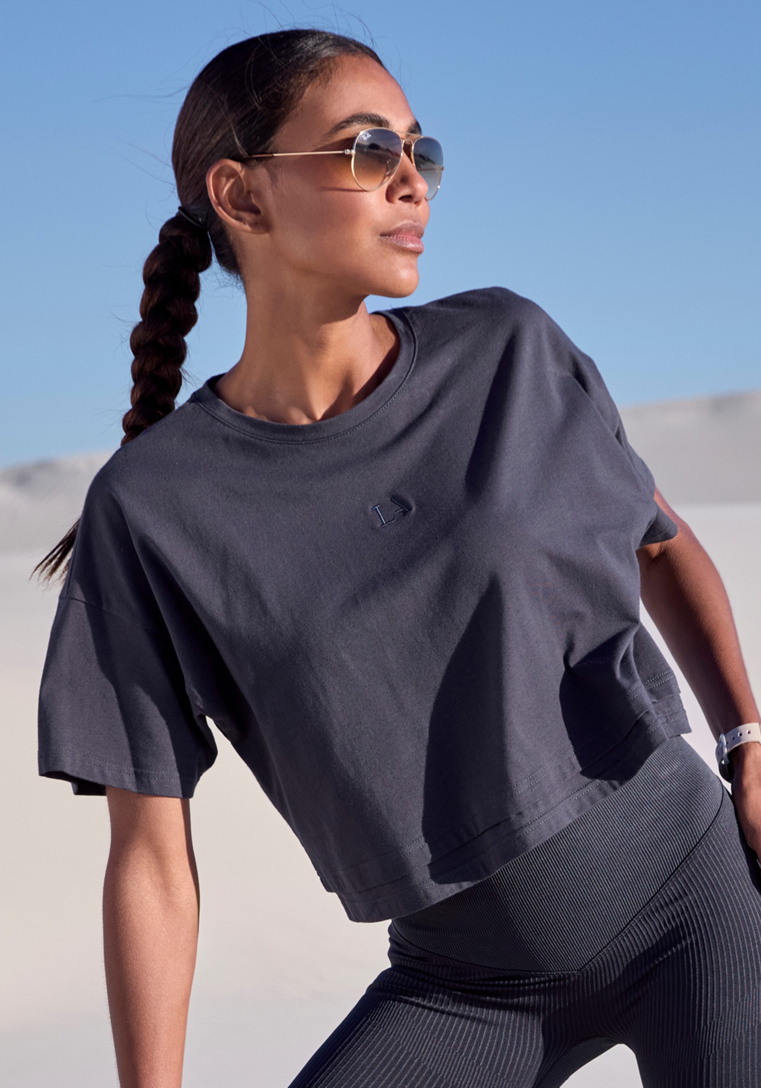 LASCANA Kurzarmshirt mit kastigem Schnitt und Lagen-Look. € 24,99