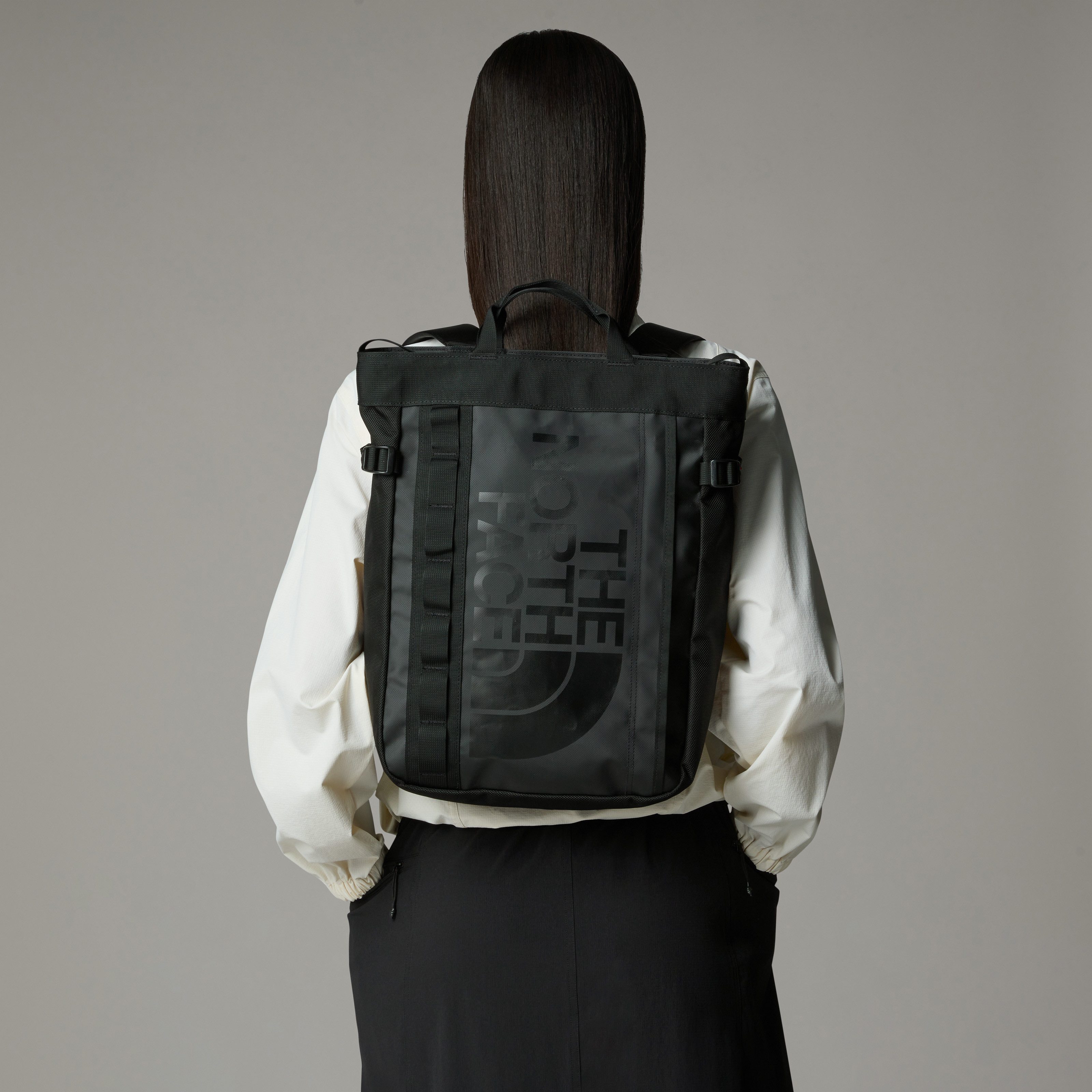 The North Face Umhängetasche BASE CAMP TOTE PACK, mit drei Trageoptionen, mit seitlichen Kompressionsriemen