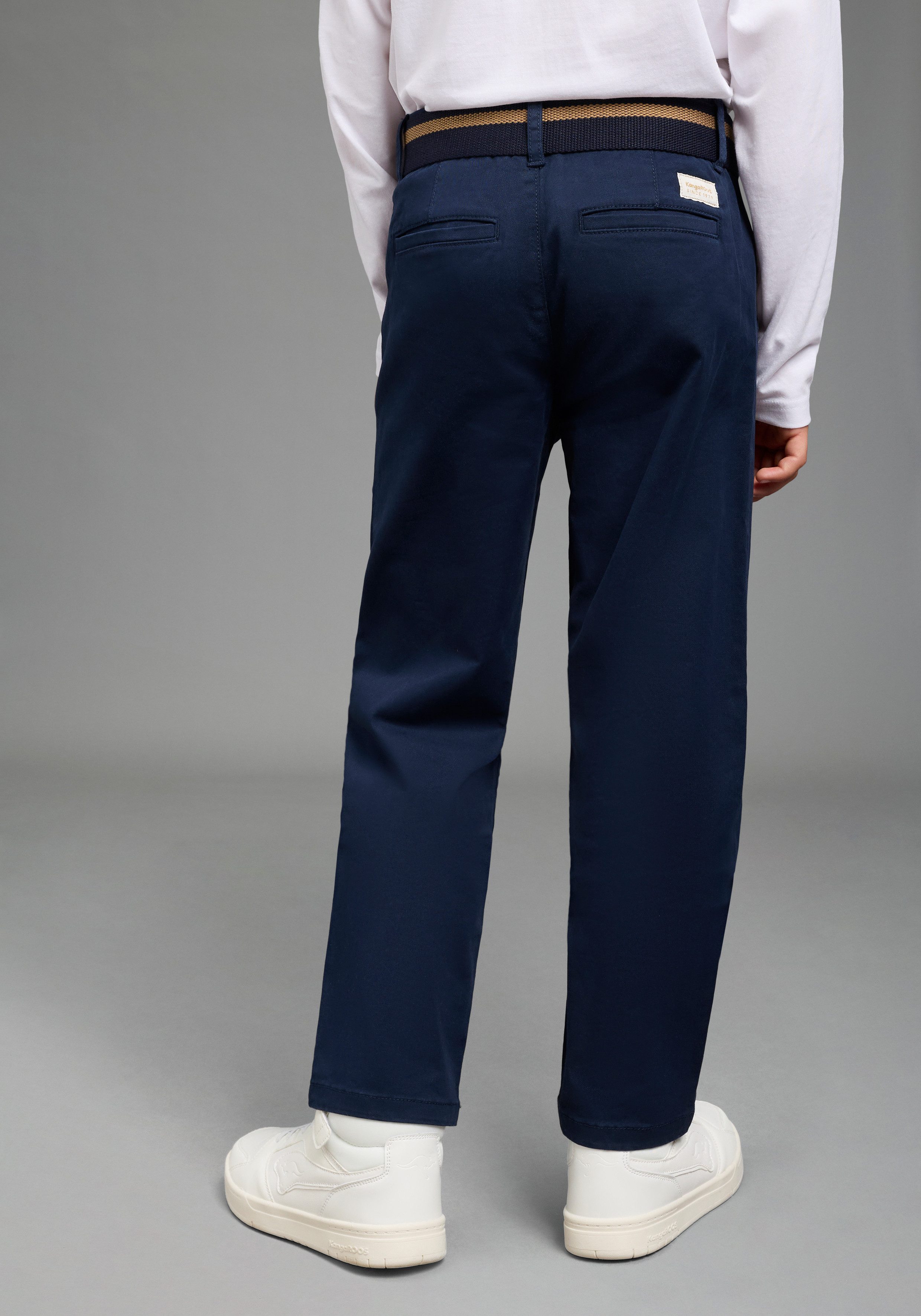 KangaROOS Chinohose Chinohose mit Gürtel (2-tlg) modische Basic-Passform, gerades Bein, verstellbarer Gummizugbund