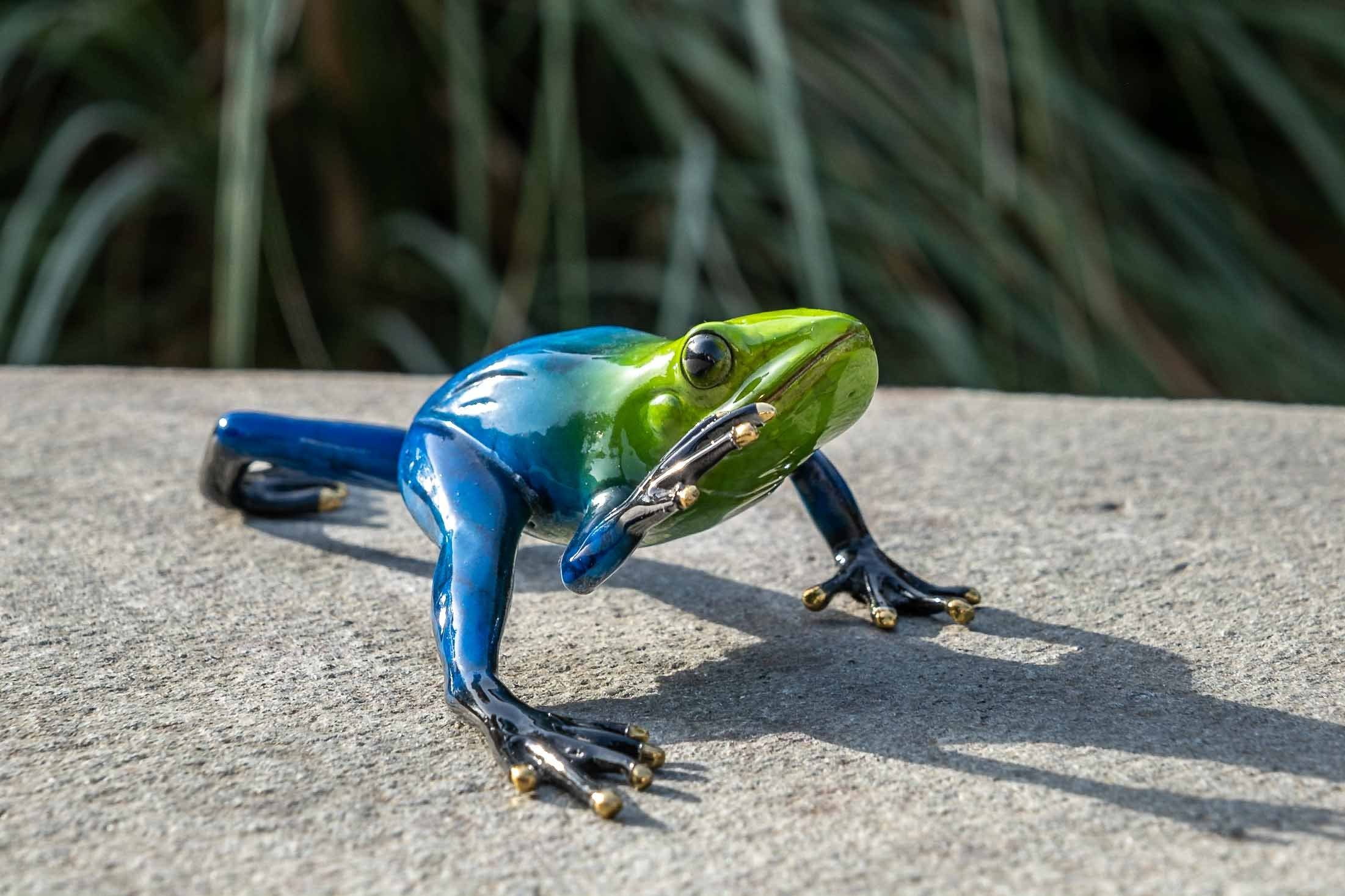 IDYL Dekofigur IDYL Bronze-Skulptur Blauer Regen gegossen werden Modelle – von und robust gegen und Langlebig Frosch, Die Bronze UV-Strahlung. in Wachsausschmelzverfahren in witterungsbeständig sehr Frost, Hand patiniert. Bronze – –