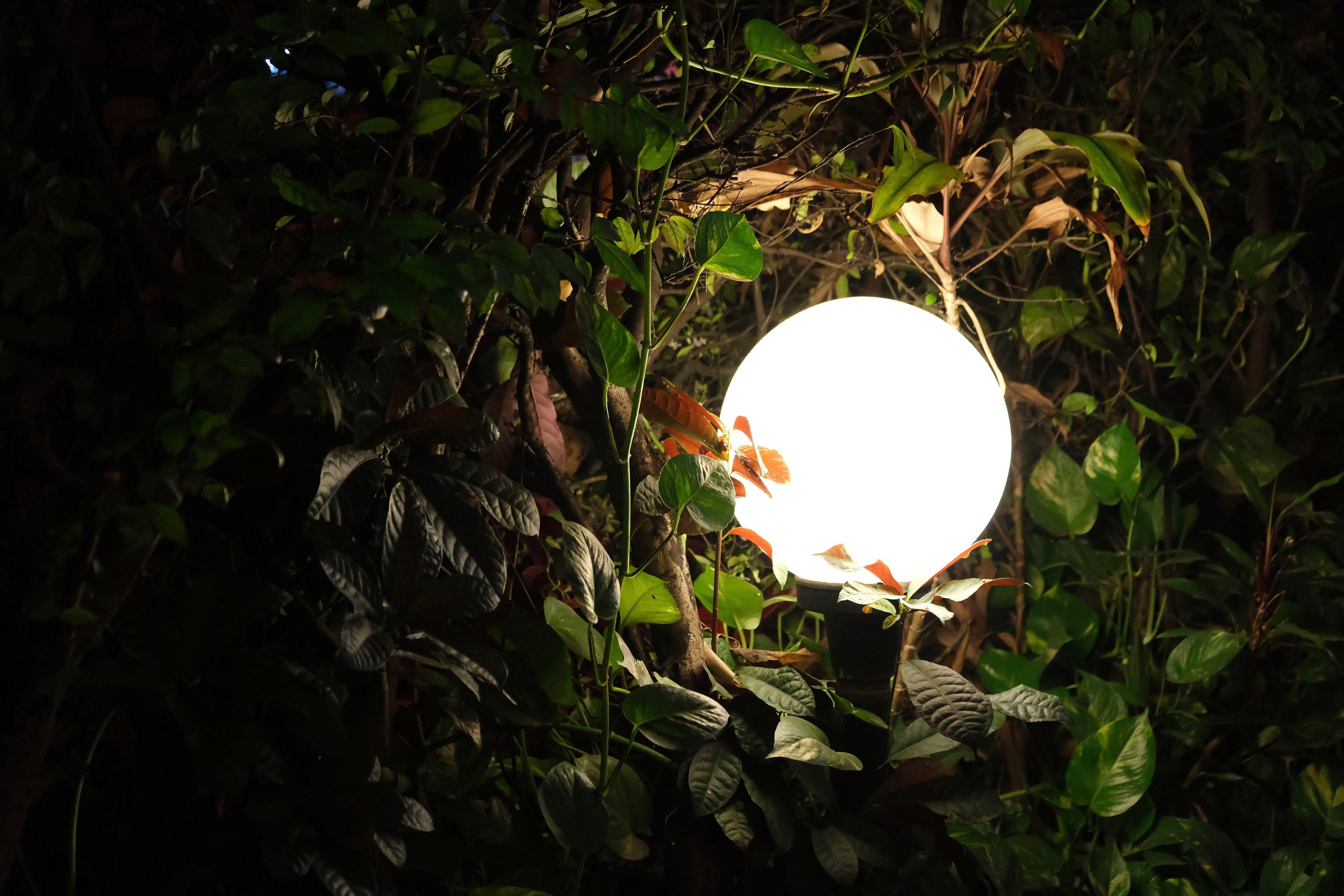 näve Kugelleuchte Ball, Leuchtmittel wechselbar, Kunststoff, weiß/opal, D: 30cm, Spieß schwarz, exkl. 1 x E27 max. 40W