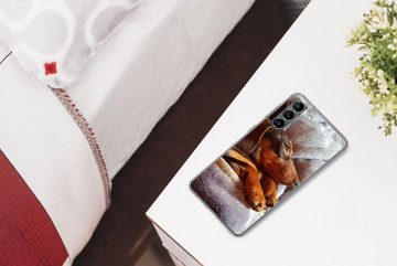 MuchoWow Handyhülle Niedlicher Dackel liegt unter der Bettdecke, Phone Case, Handyhülle Samsung Galaxy S21 Plus, Silikon, Schutzhülle