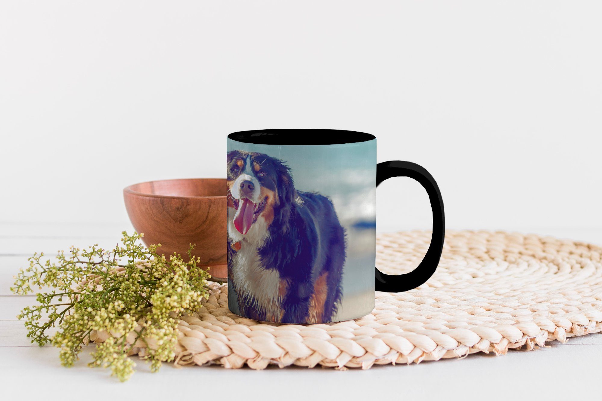 Keramik, Spaziergang Teetasse, Sennenhund am Geschenk Ein Berner Farbwechsel, beim Tasse Zaubertasse, Kaffeetassen, Strand, MuchoWow