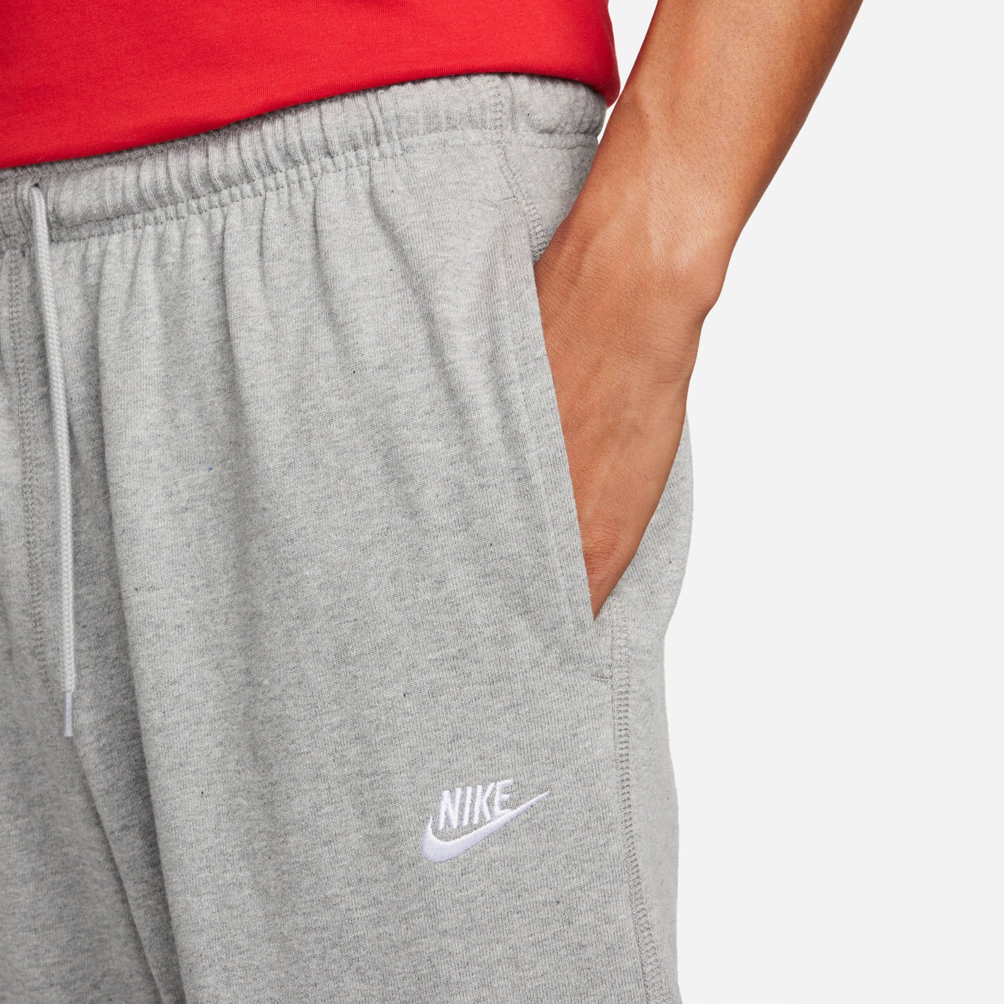 Nike Sportswear Sporthose Nike Sportswear Club Men's Knit Open-Hem Pants mit elastischem Bund und Kordelzug, aus Baumwoll-Jersey, lange Form
